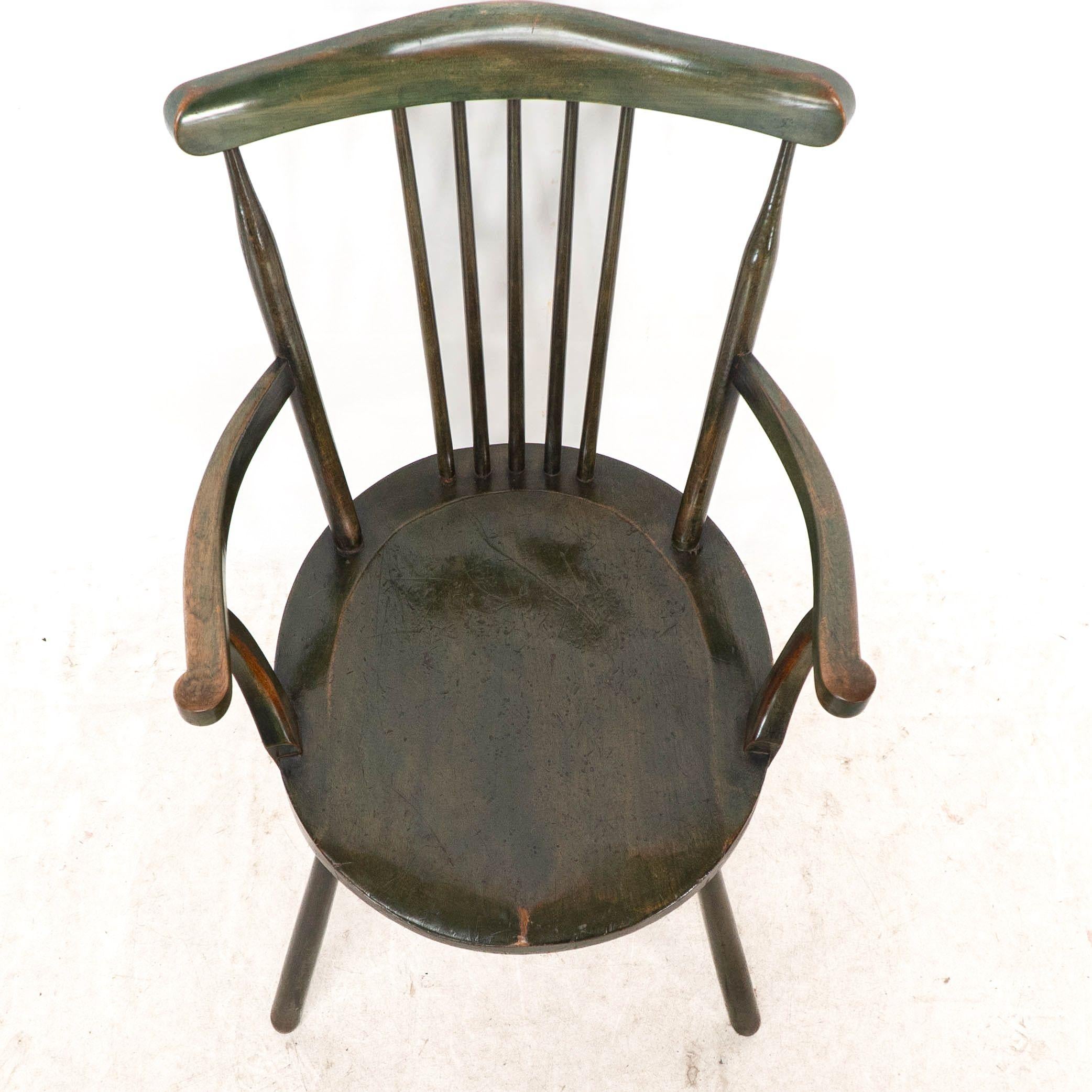 Liberty & Co. Set di sei poltrone Windsor in legno di noce di Arts and Crafts in vendita 4
