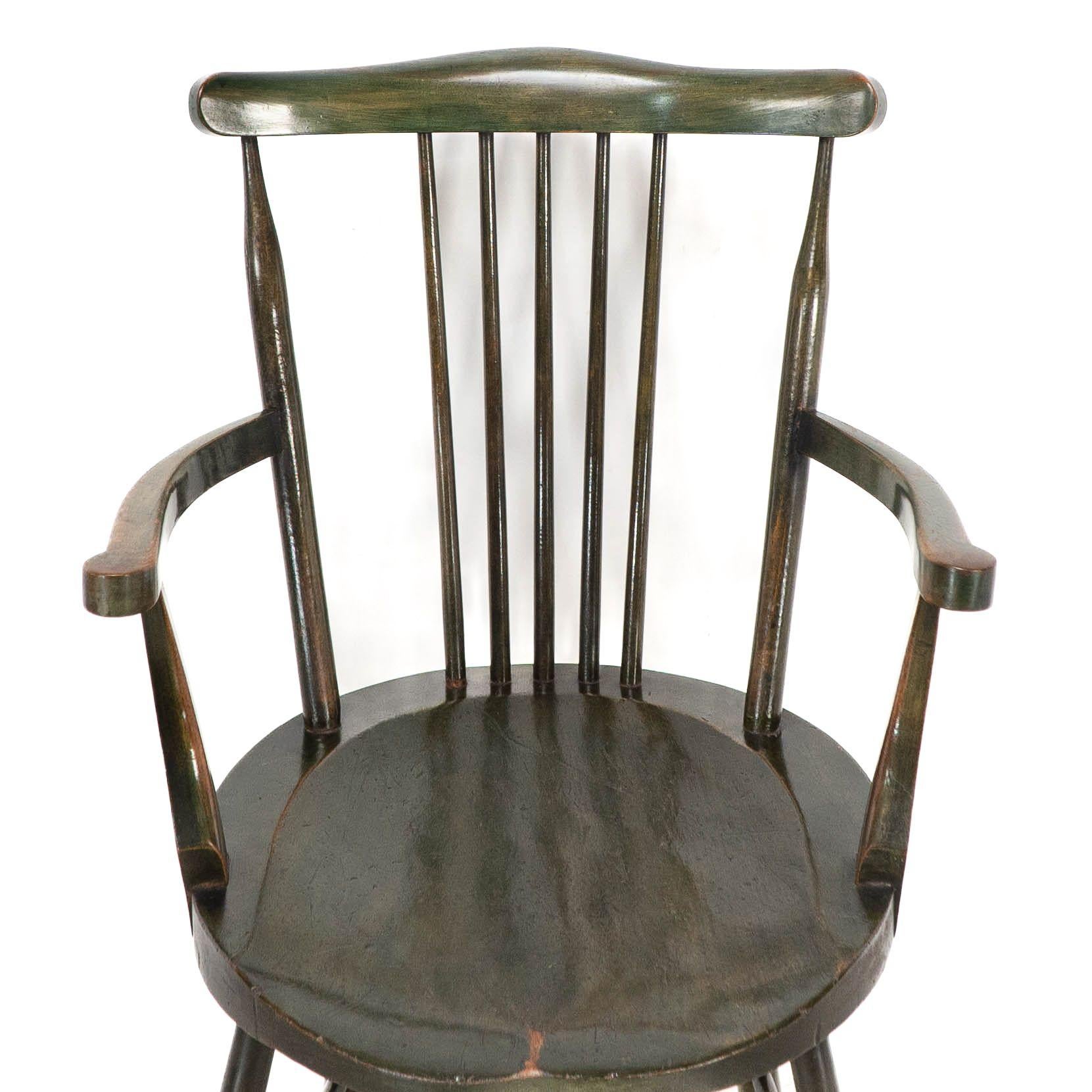 Liberty & Co. Set di sei poltrone Windsor in legno di noce di Arts and Crafts in vendita 5