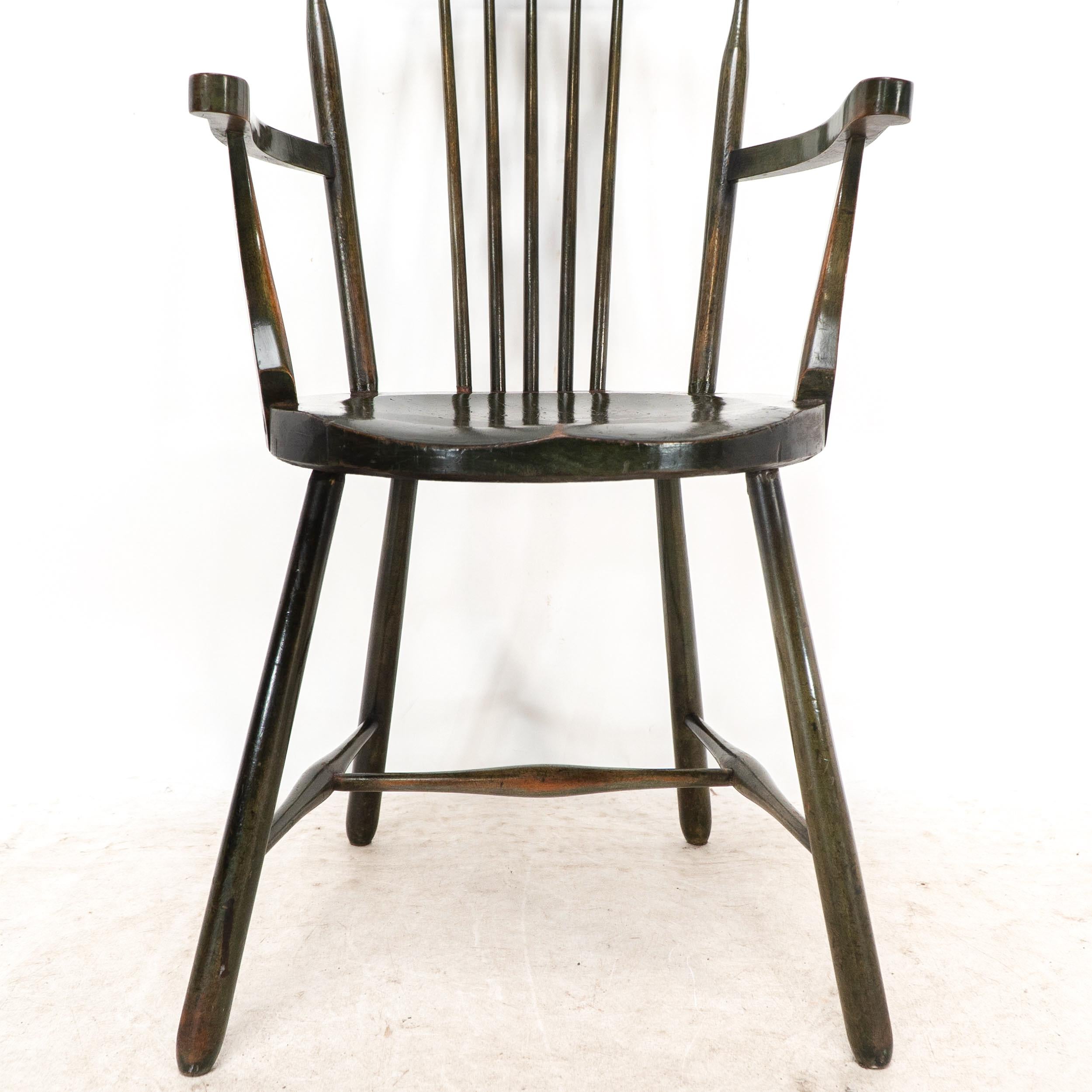 Liberty & Co. Set di sei poltrone Windsor in legno di noce di Arts and Crafts in vendita 6