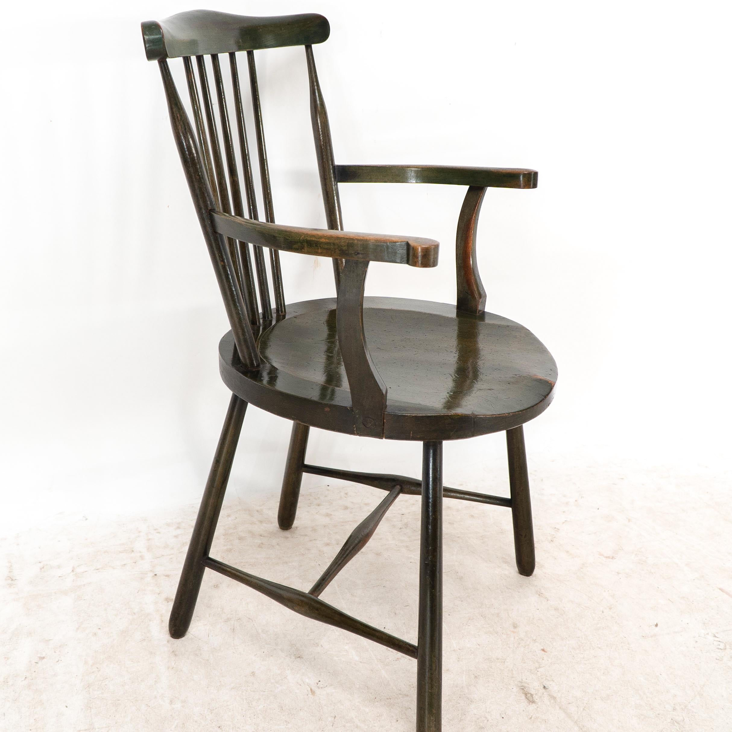 Liberty & Co. Set di sei poltrone Windsor in legno di noce di Arts and Crafts in vendita 8