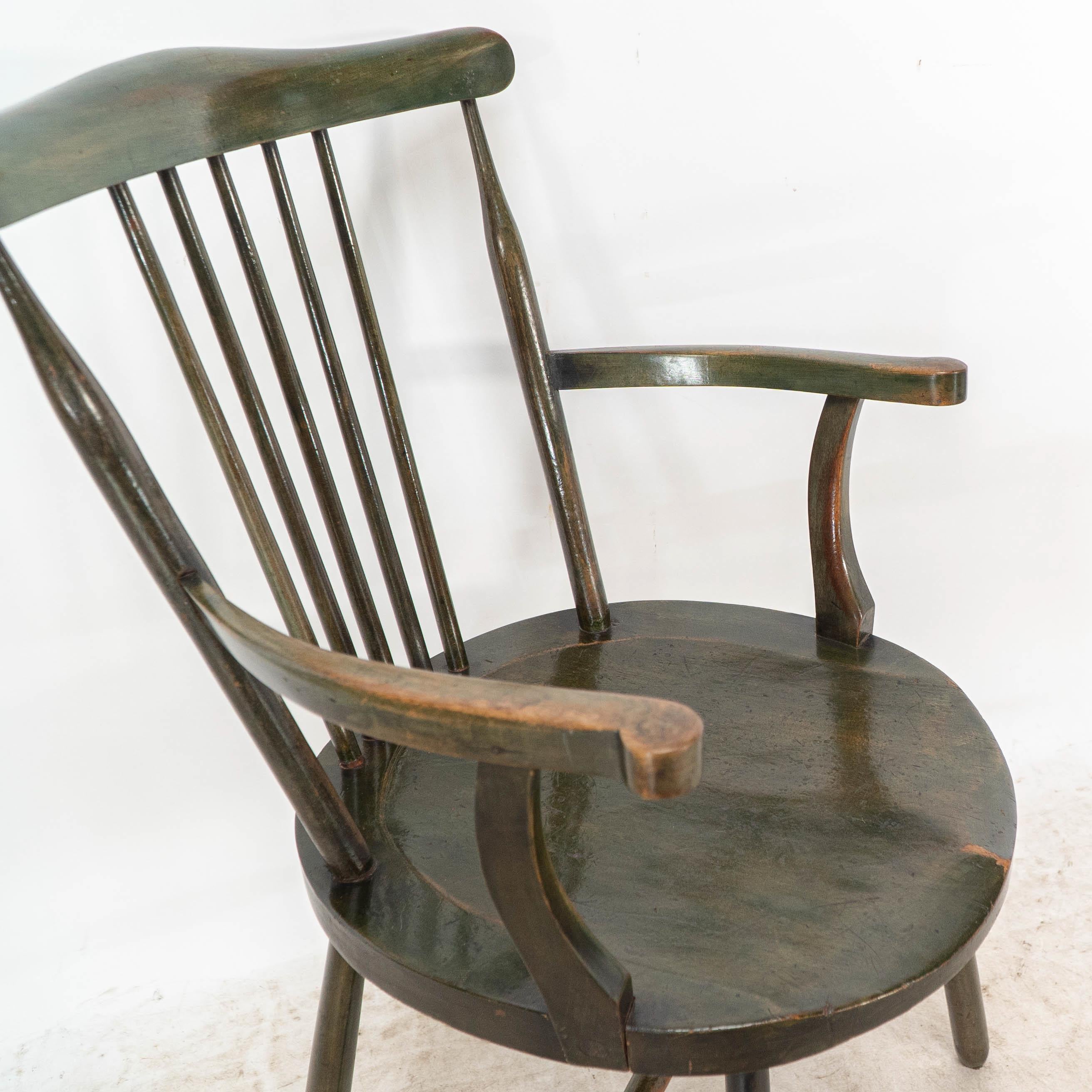 Liberty & Co. Set di sei poltrone Windsor in legno di noce di Arts and Crafts in vendita 9