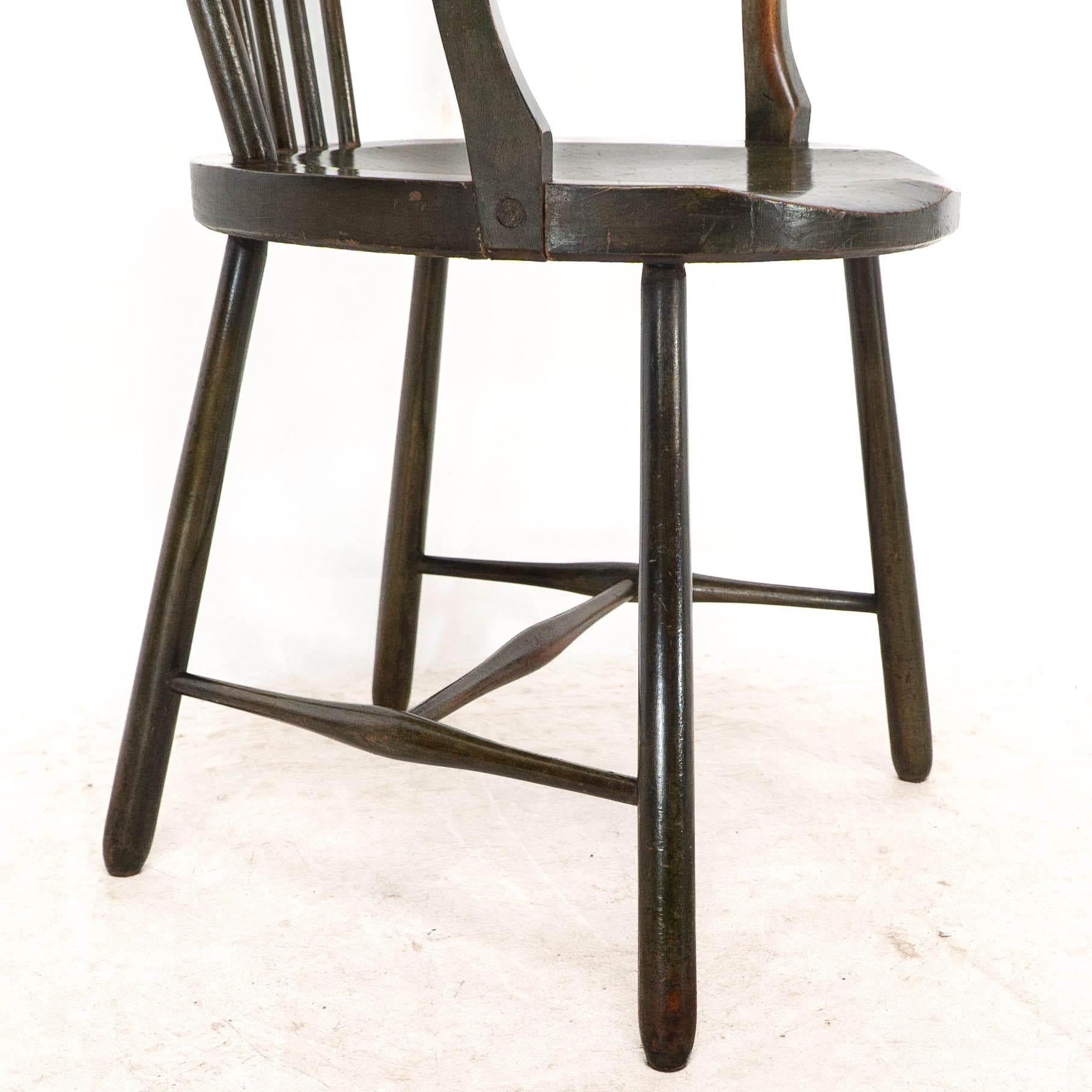Liberty & Co. Set di sei poltrone Windsor in legno di noce di Arts and Crafts in vendita 10
