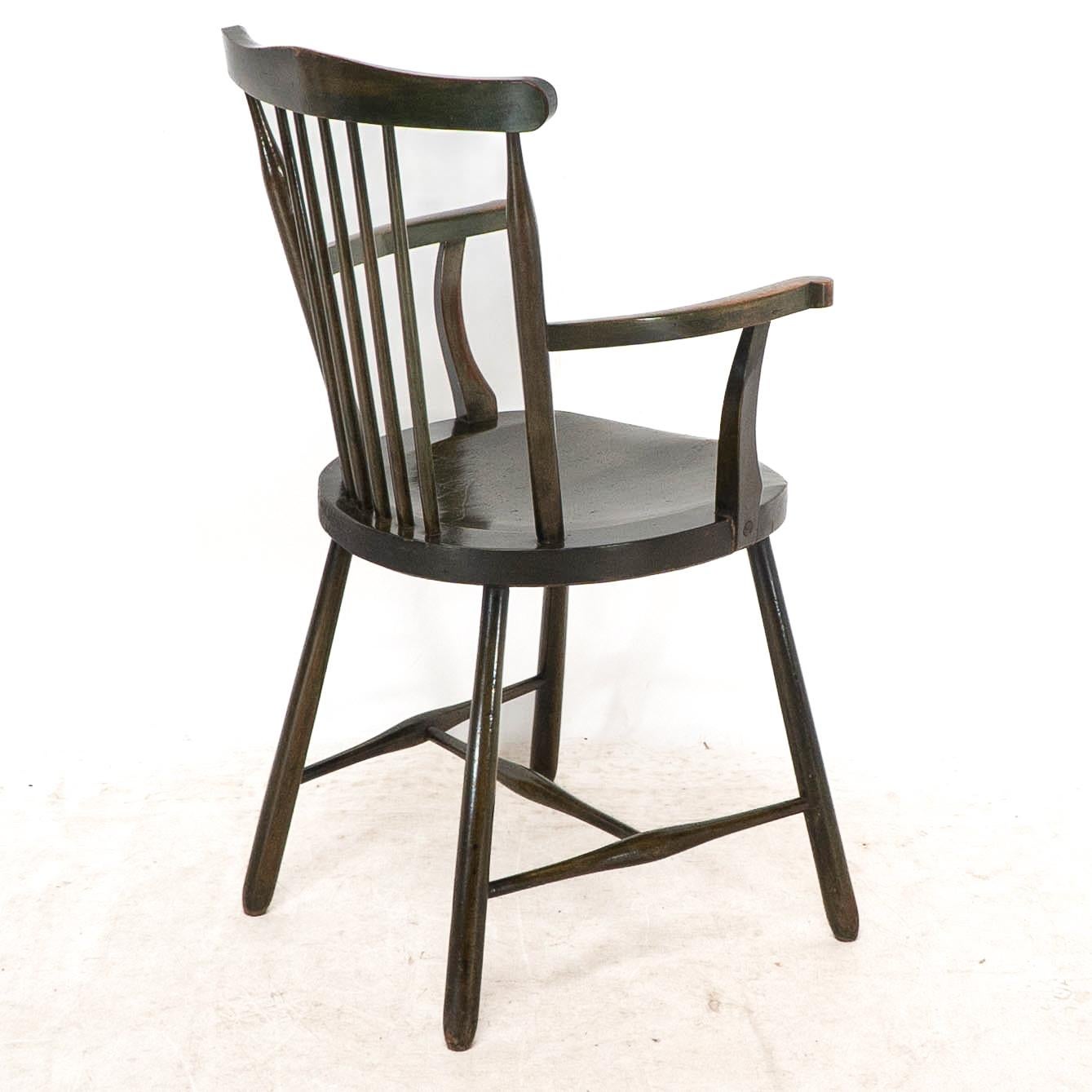 Liberty & Co. Set di sei poltrone Windsor in legno di noce di Arts and Crafts in vendita 11
