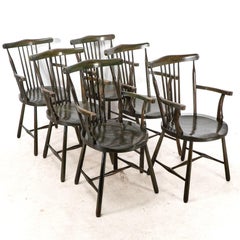 Liberty and Co. Ensemble de six fauteuils Windsor en noyer de style Arts and Crafts