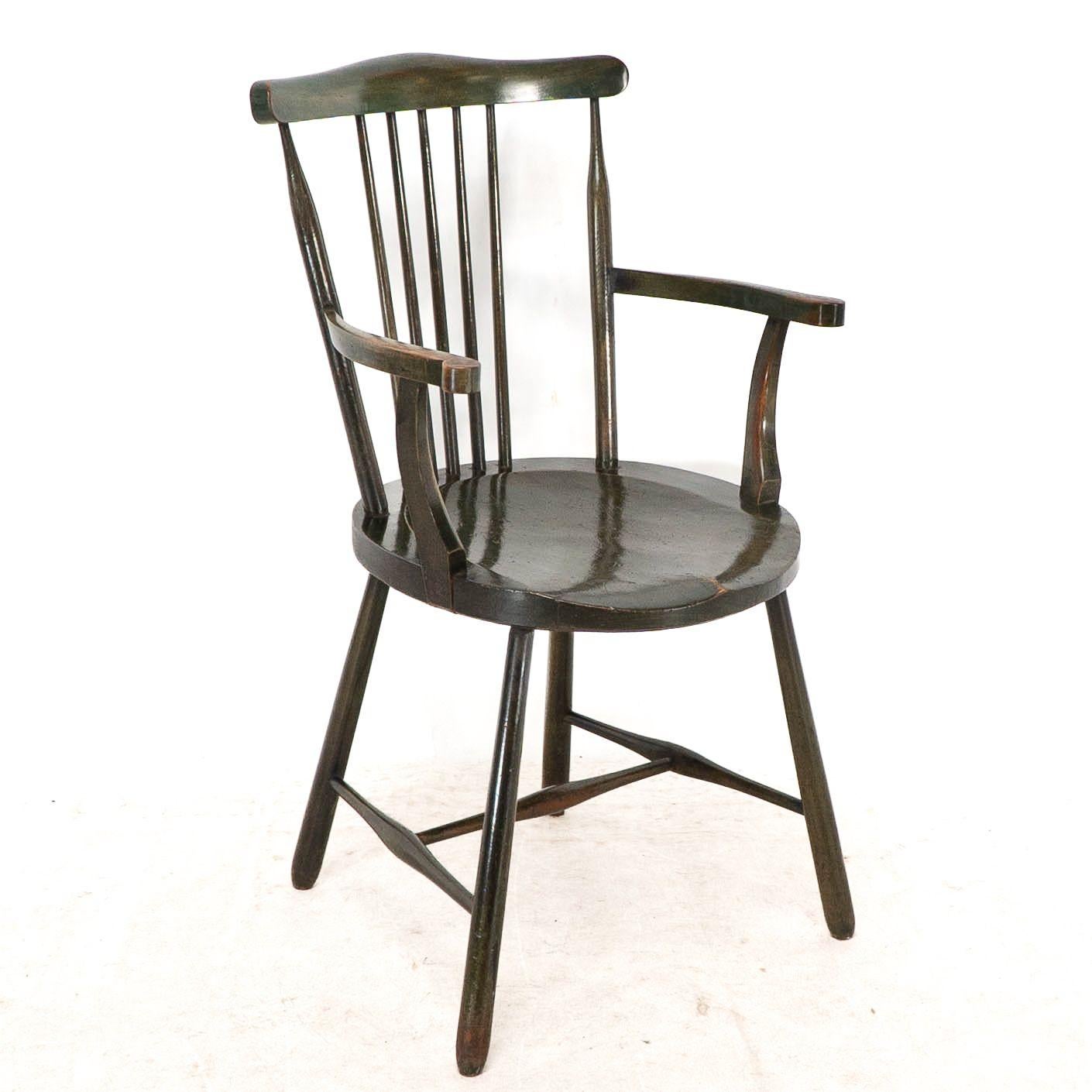 Inglese Liberty & Co. Set di sei poltrone Windsor in legno di noce di Arts and Crafts in vendita