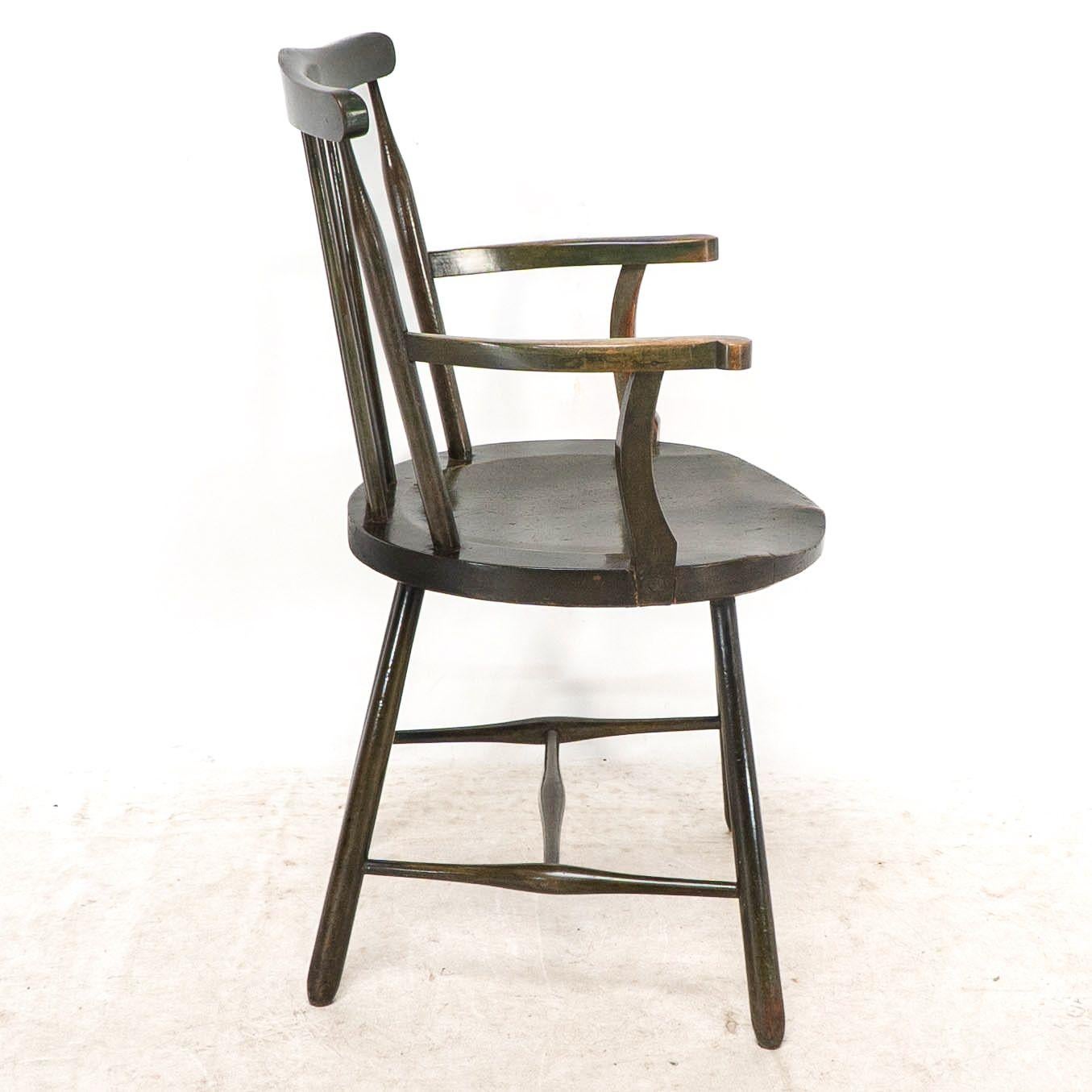 Fine XIX secolo Liberty & Co. Set di sei poltrone Windsor in legno di noce di Arts and Crafts in vendita