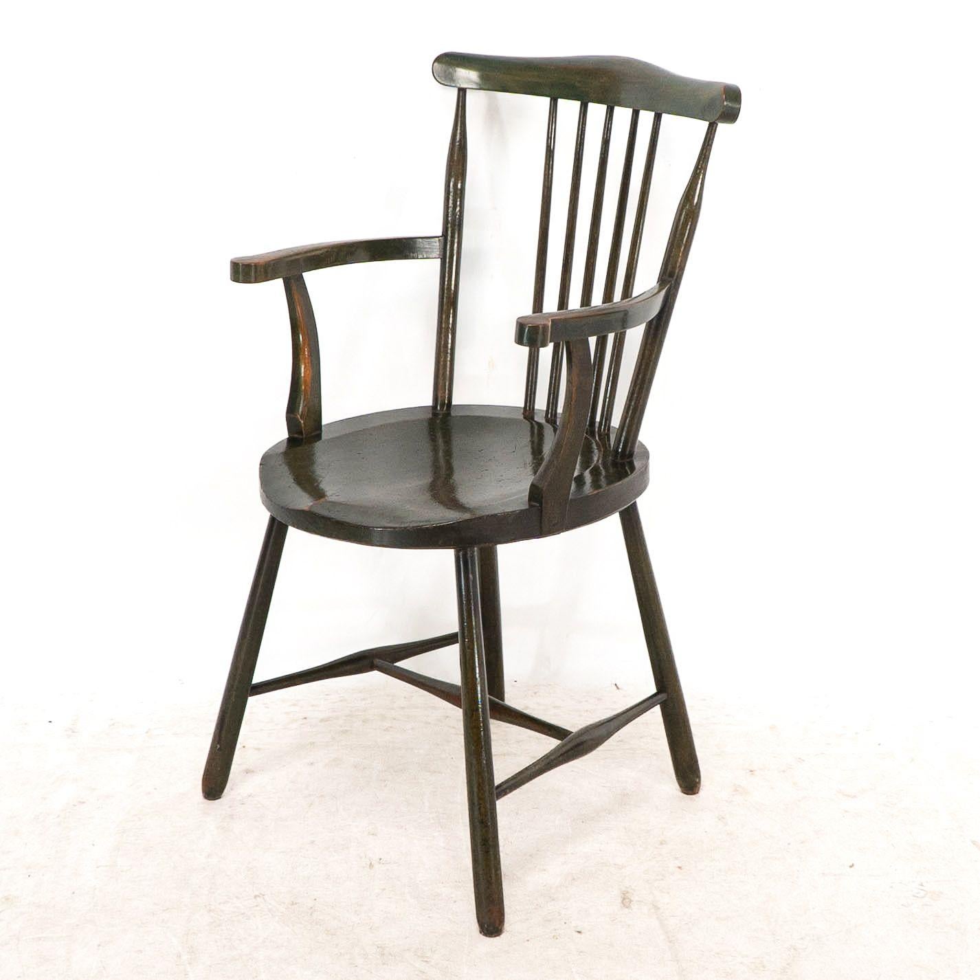 Noce Liberty & Co. Set di sei poltrone Windsor in legno di noce di Arts and Crafts in vendita