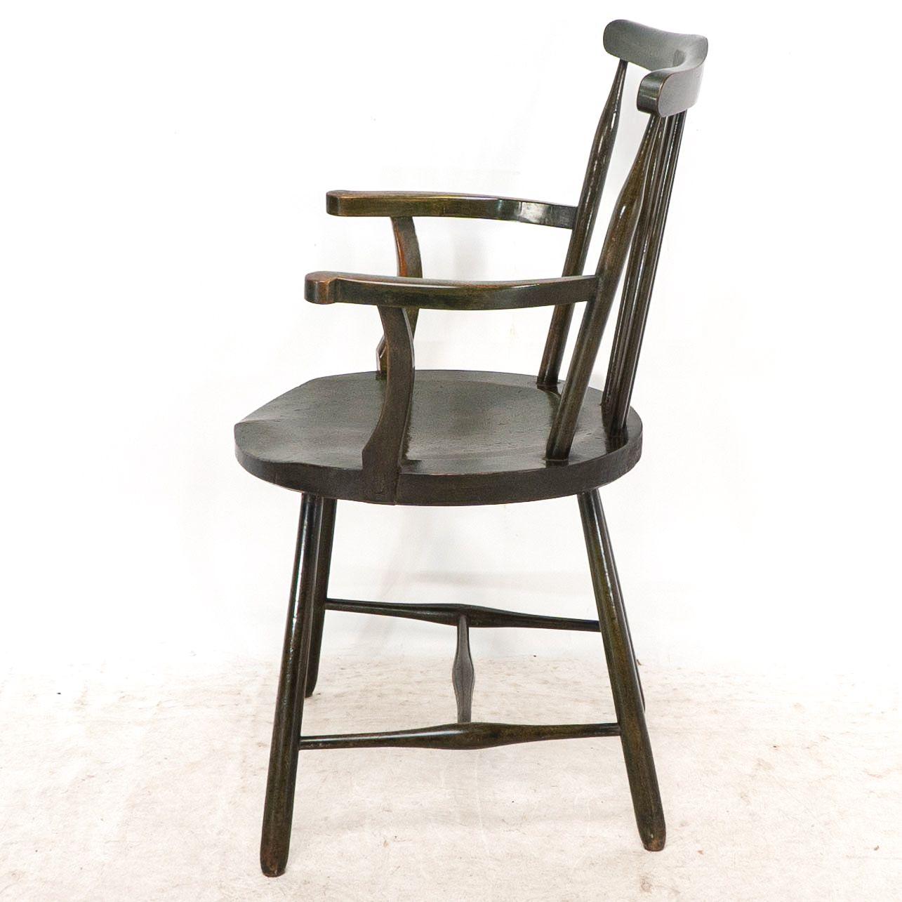 Liberty & Co. Set di sei poltrone Windsor in legno di noce di Arts and Crafts in vendita 1