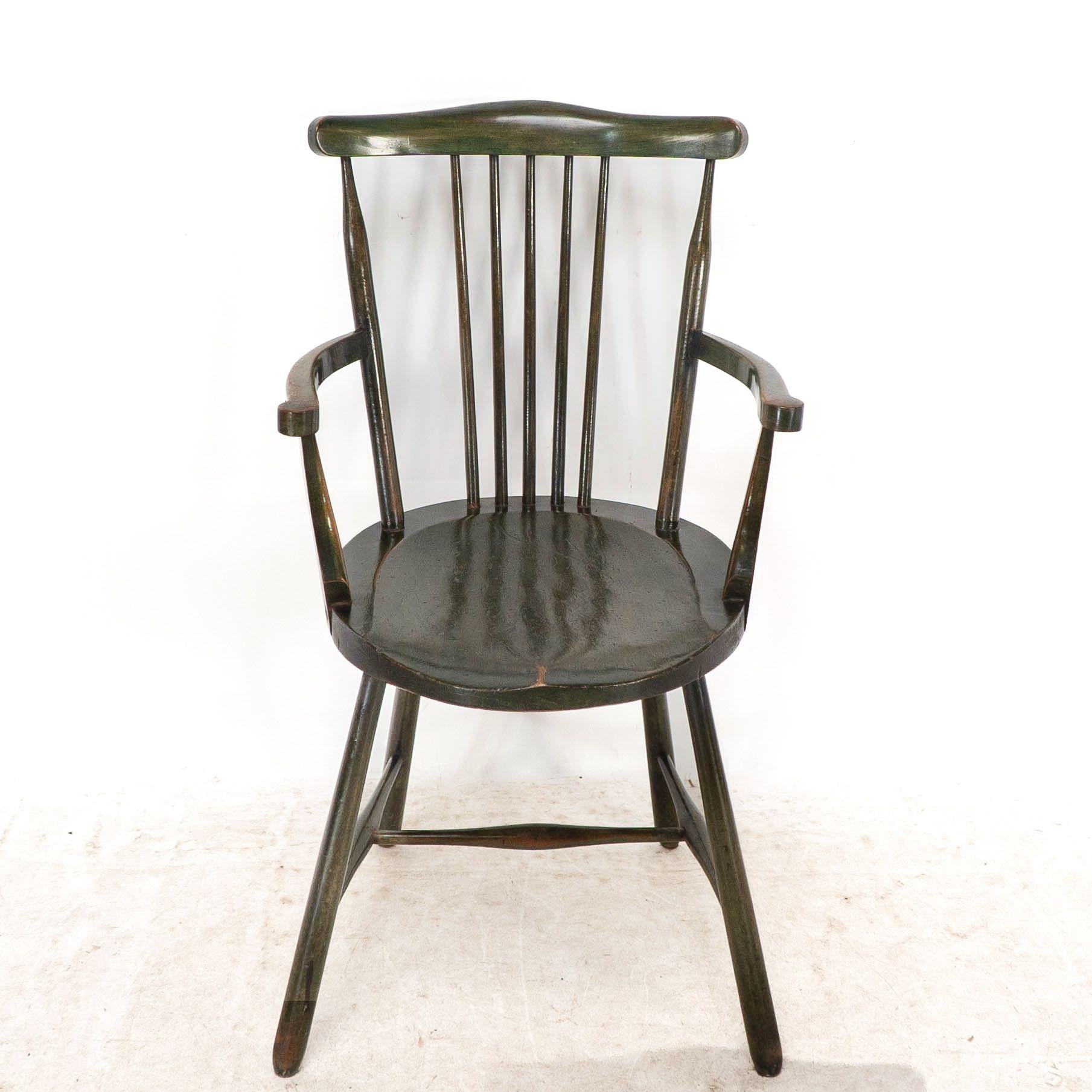 Liberty & Co. Set di sei poltrone Windsor in legno di noce di Arts and Crafts in vendita 2
