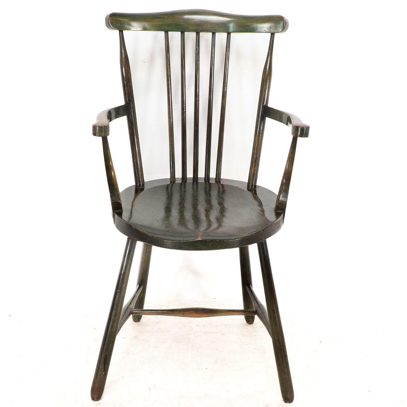 Liberty & Co. Set di sei poltrone Windsor in legno di noce di Arts and Crafts in vendita 3