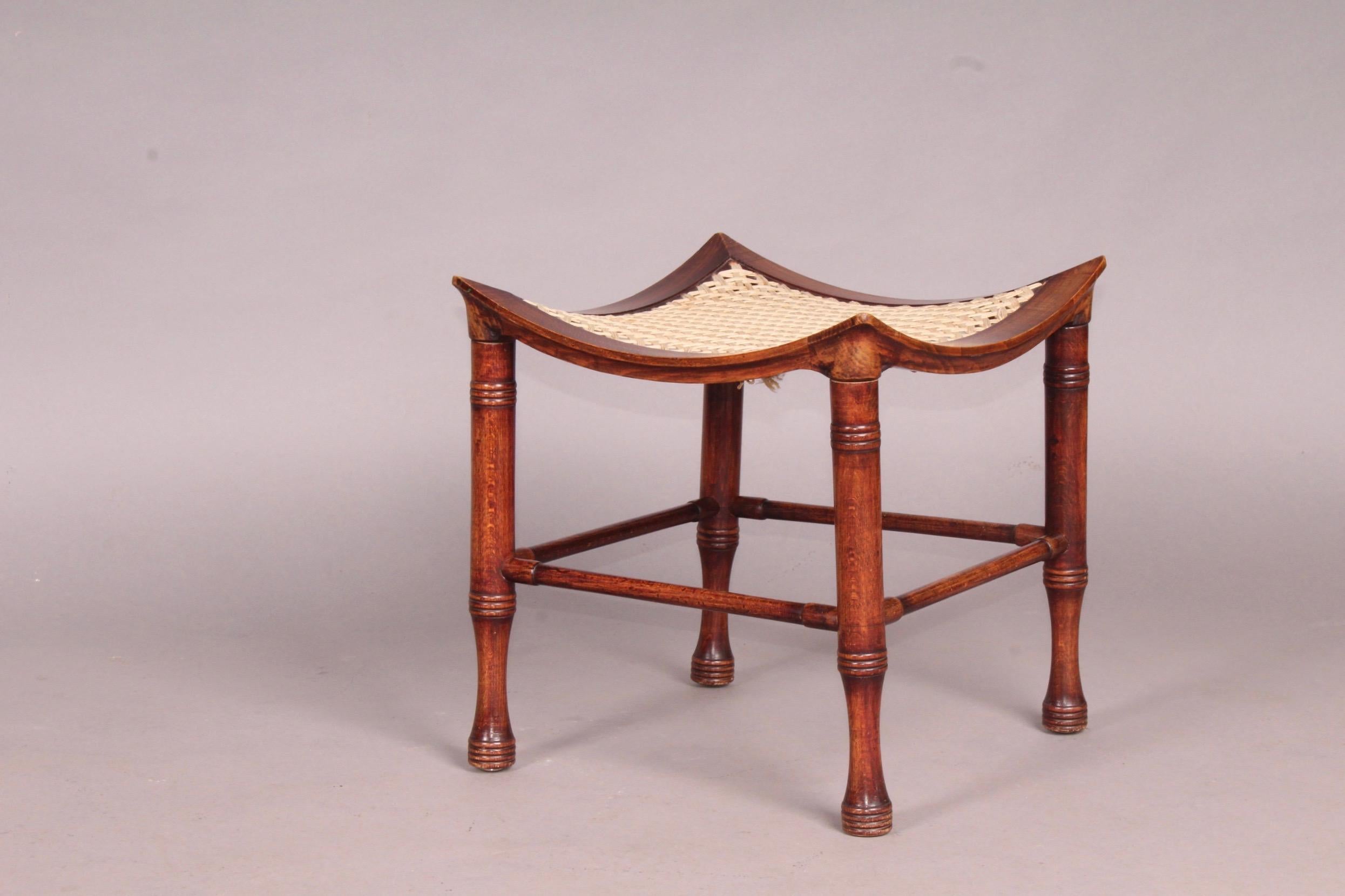 Européen Liberty & Co. Tabouret Thebes en forme de plat en hêtre teinté avec pieds tournés en anneau
