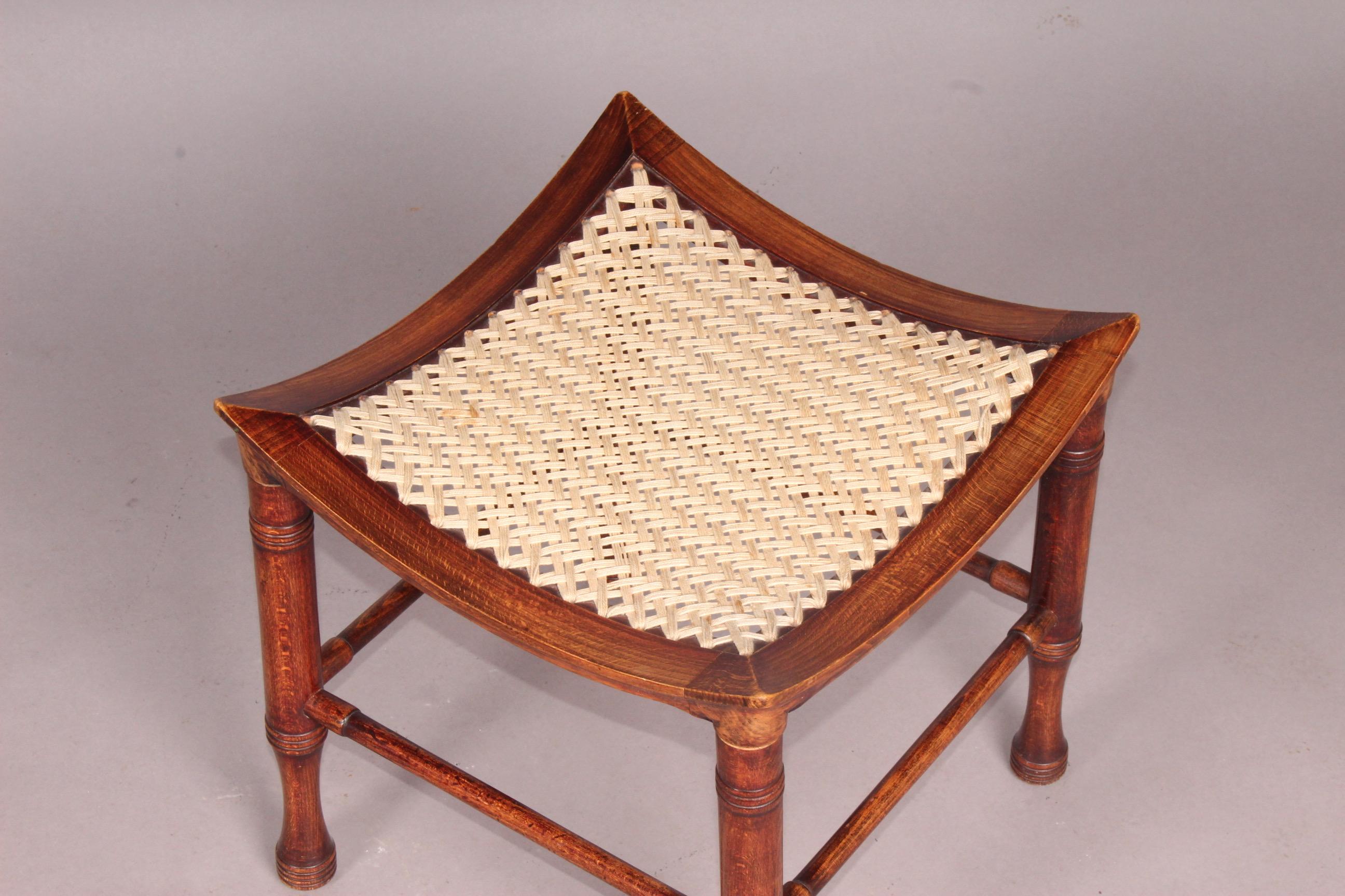 Liberty & Co. Tabouret Thebes en forme de plat en hêtre teinté avec pieds tournés en anneau Bon état à grand Lancy, CH