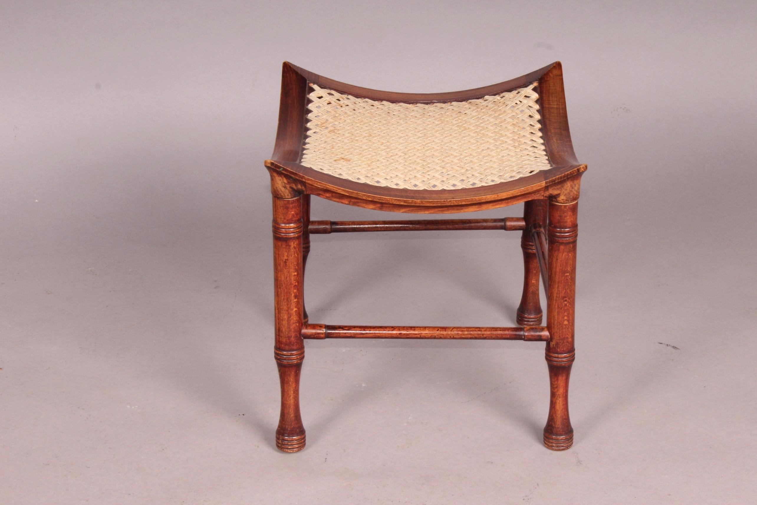 Liberty & Co. Tabouret Thebes en forme de plat en hêtre teinté avec pieds tournés en anneau 2