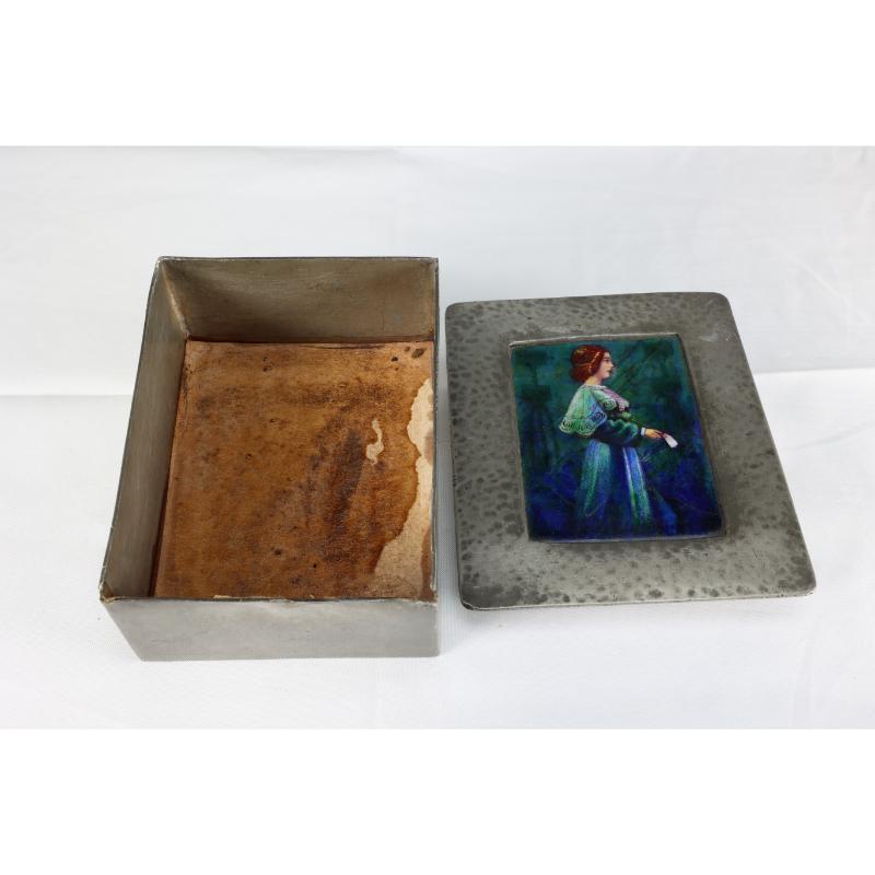 Liberty und Co. Eine Zinndose im Arts and Craft-Stil mit einer emaillierten Jungfrau auf dem Deckel.  im Angebot 2