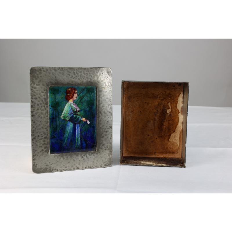 Liberty und Co. Eine Zinndose im Arts and Craft-Stil mit einer emaillierten Jungfrau auf dem Deckel.  im Angebot 8