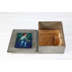 Liberty & Co. Caja de estaño Arts and Crafts con una doncella esmaltada en la tapa.