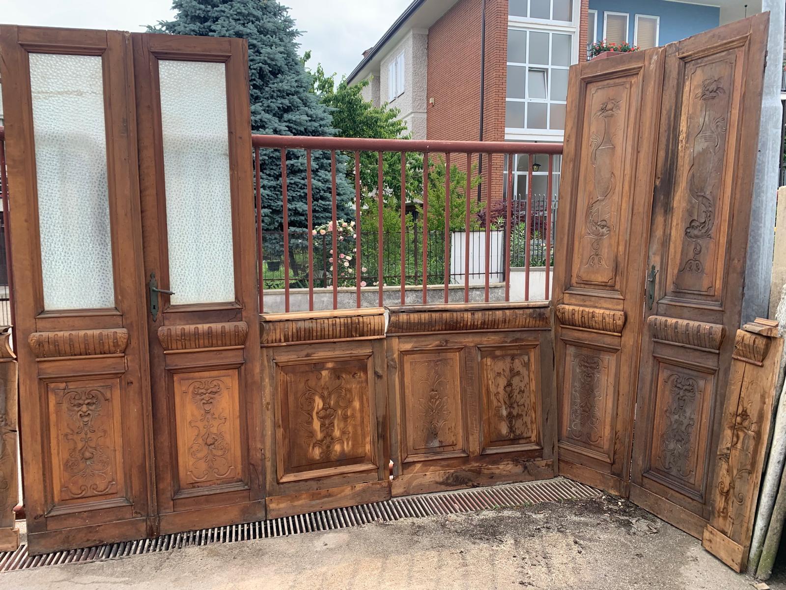 Boiserie Liberty in noce con pannelli intagliati e tre porte doppie (una a vetri) in vendita 3