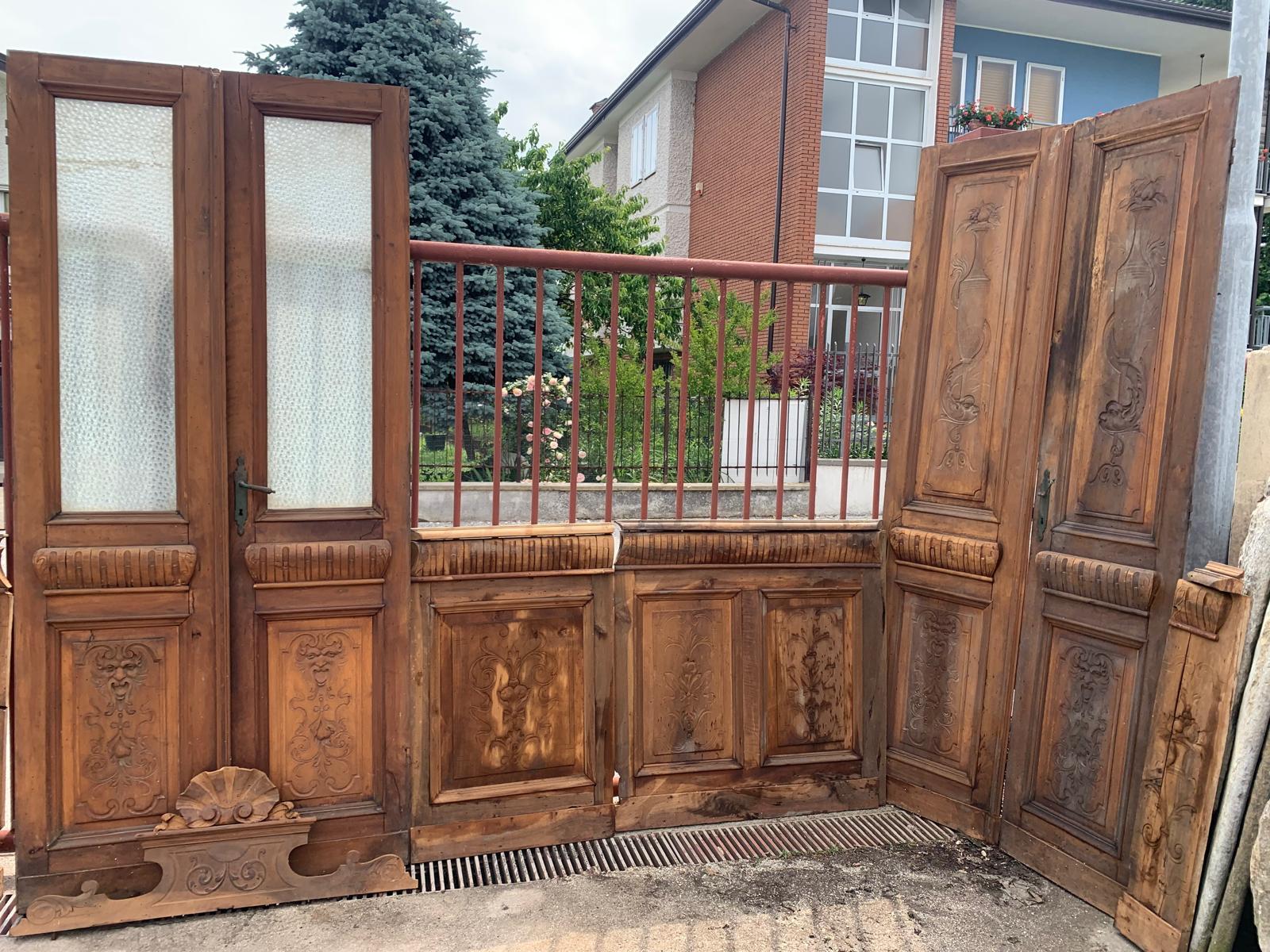 Boiserie Liberty in noce con pannelli intagliati e tre porte doppie (una a vetri) in vendita 4