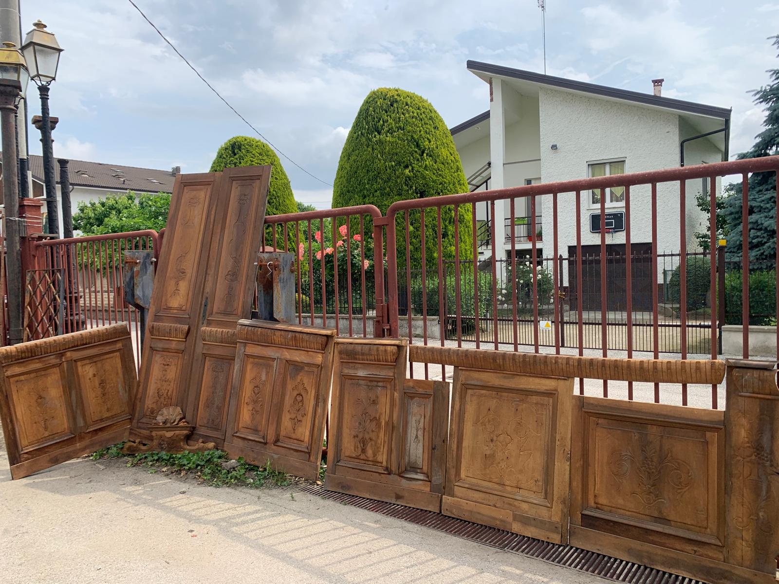 Boiserie Liberty in noce con pannelli intagliati e tre porte doppie (una a vetri) in vendita 5