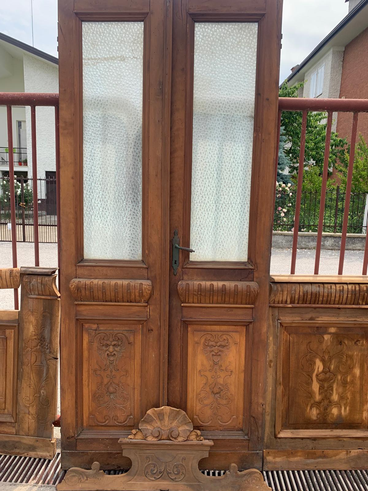 Boiserie Liberty in noce con pannelli intagliati e tre porte doppie (una a vetri) in vendita 6