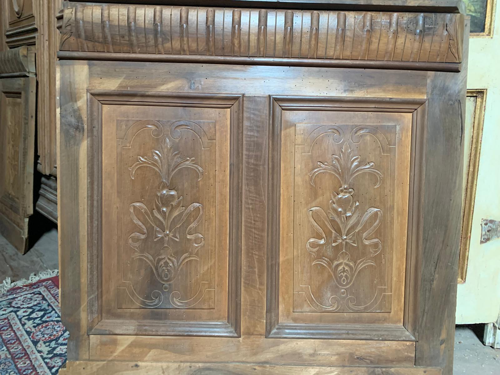 Italiano Boiserie Liberty in noce con pannelli intagliati e tre porte doppie (una a vetri) in vendita