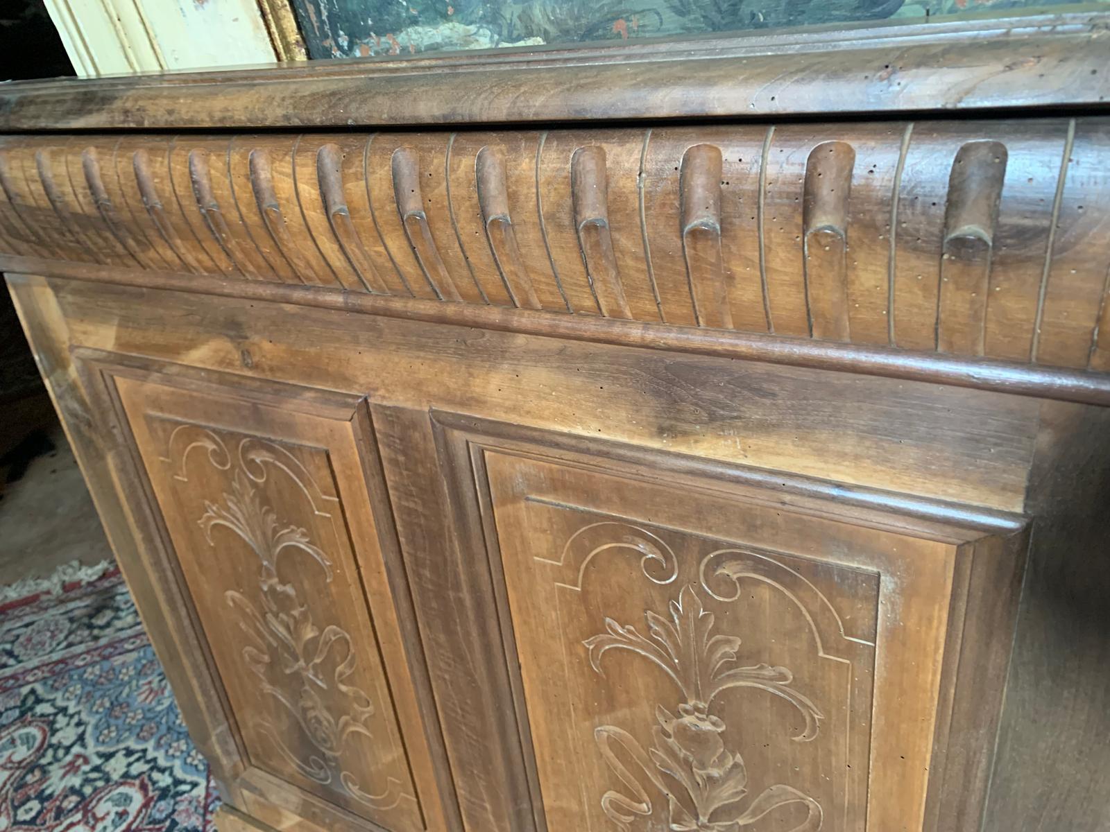 Intagliato a mano Boiserie Liberty in noce con pannelli intagliati e tre porte doppie (una a vetri) in vendita