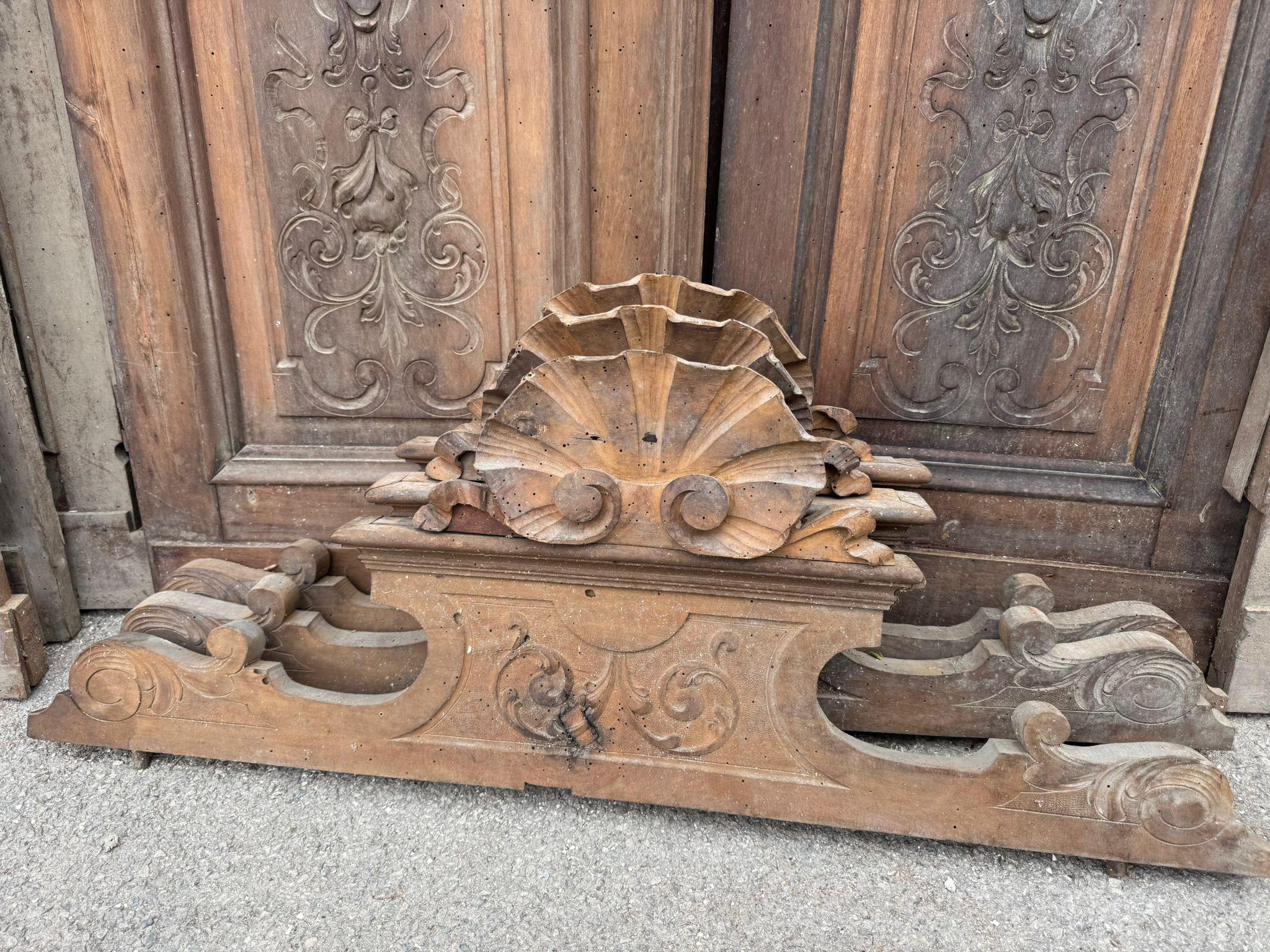 Boiserie Liberty in noce con pannelli intagliati e tre porte doppie (una a vetri) In condizioni buone in vendita a Cuneo, Italy (CN)