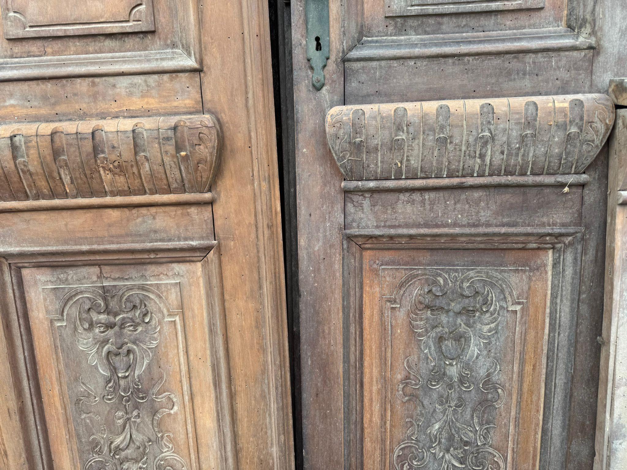 XX secolo Boiserie Liberty in noce con pannelli intagliati e tre porte doppie (una a vetri) in vendita