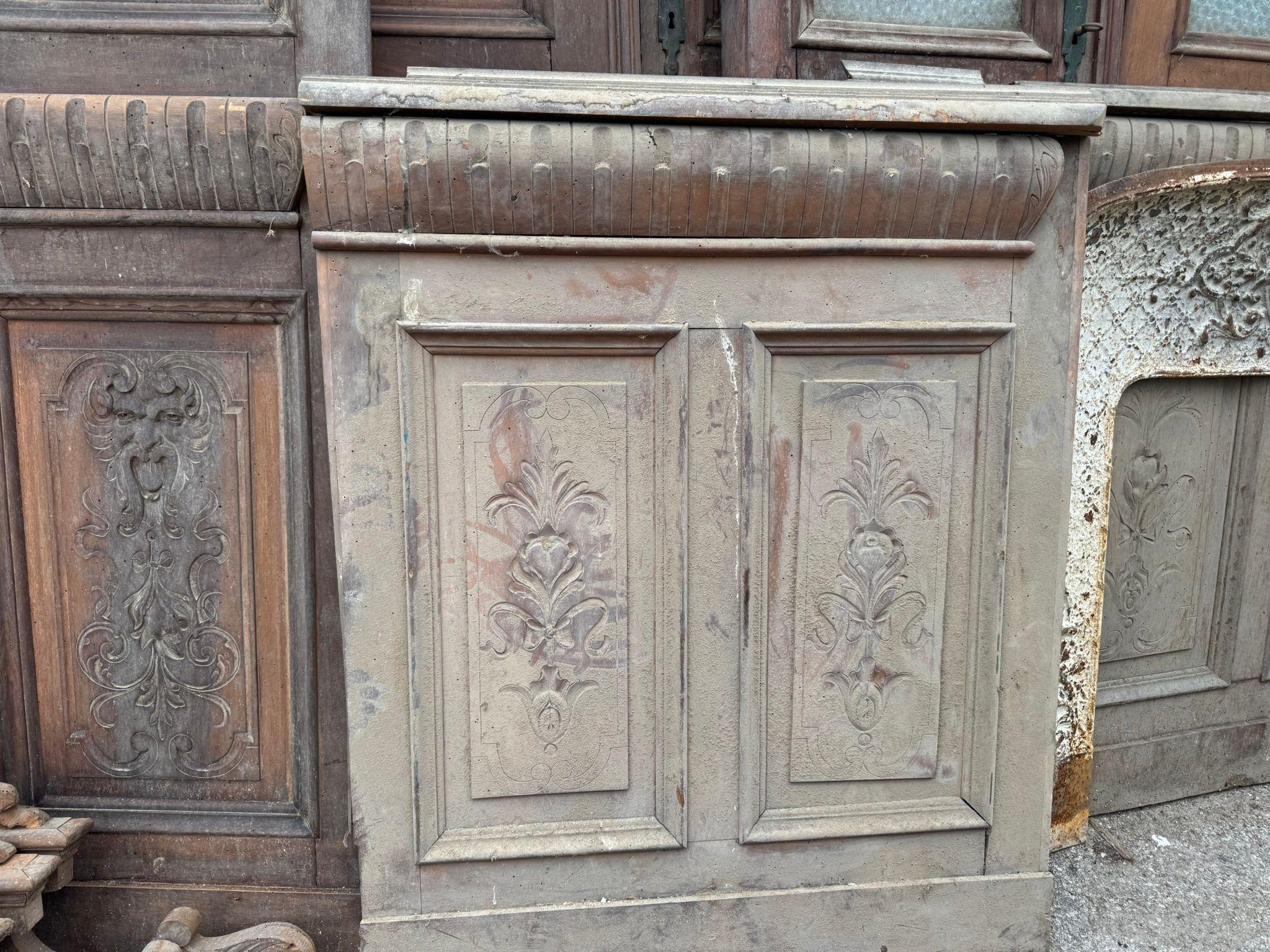 Noce Boiserie Liberty in noce con pannelli intagliati e tre porte doppie (una a vetri) in vendita