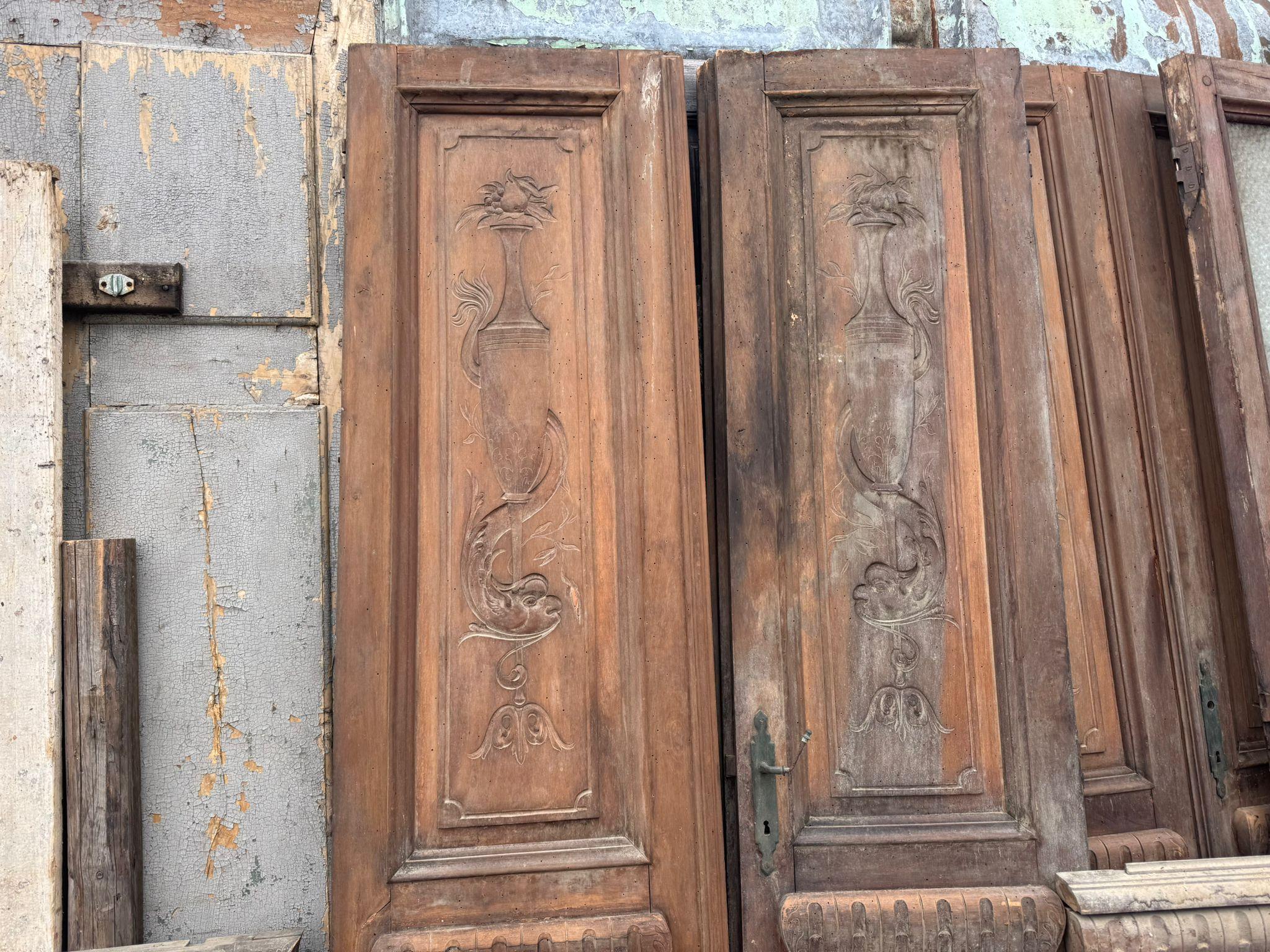 Boiserie Liberty in noce con pannelli intagliati e tre porte doppie (una a vetri) in vendita 1