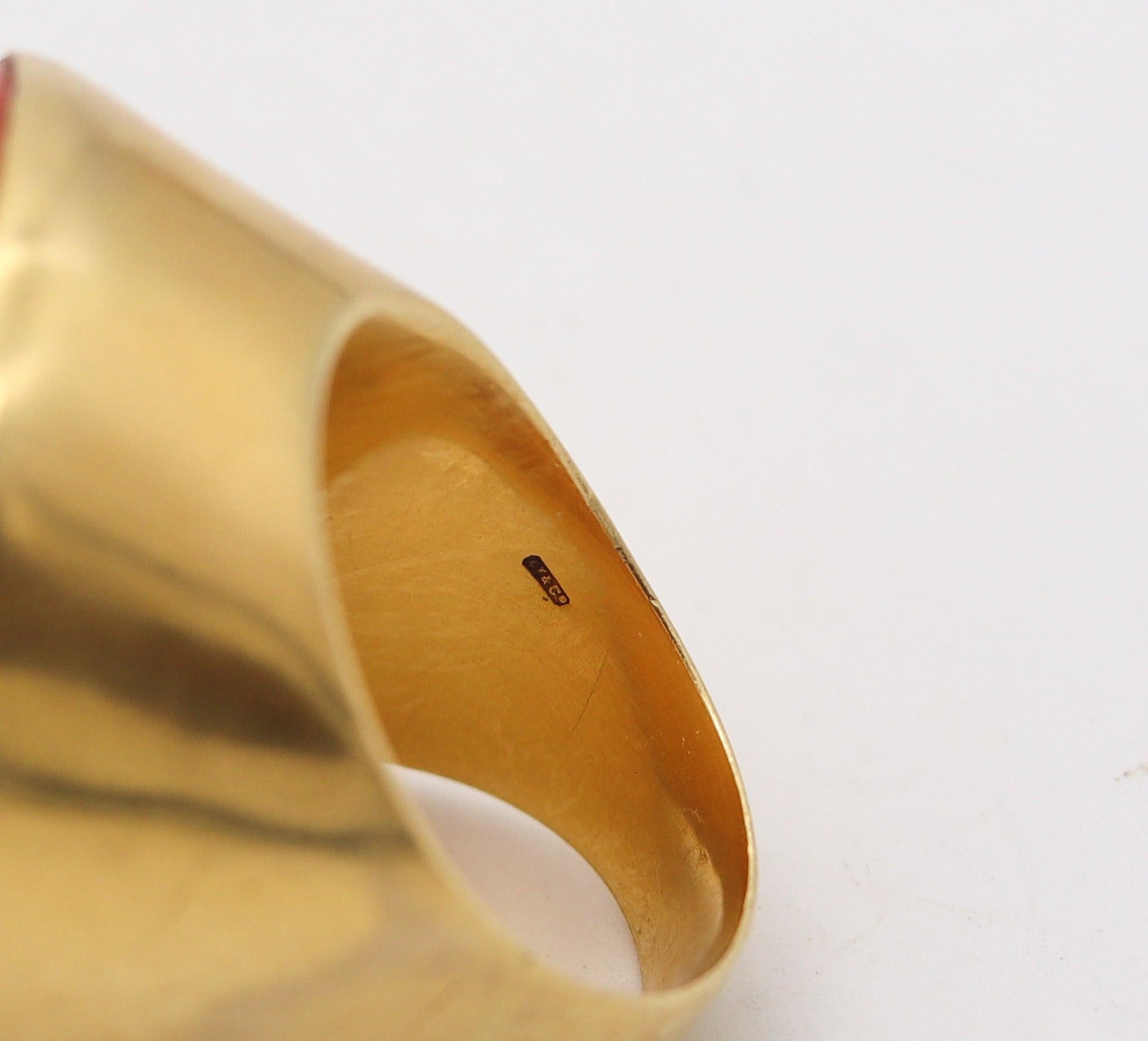 LIBERTY & CO. 1978 Massive Cocktail Ring 18Kt Yellow Gold With 126.80 Cts Coral In Excellent Condition In Miami, FL