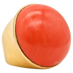 LIBERTY & CO. 1978 Anillo Cóctel Masivo Oro Amarillo 18Kt Con 126.80 Cts Coral
