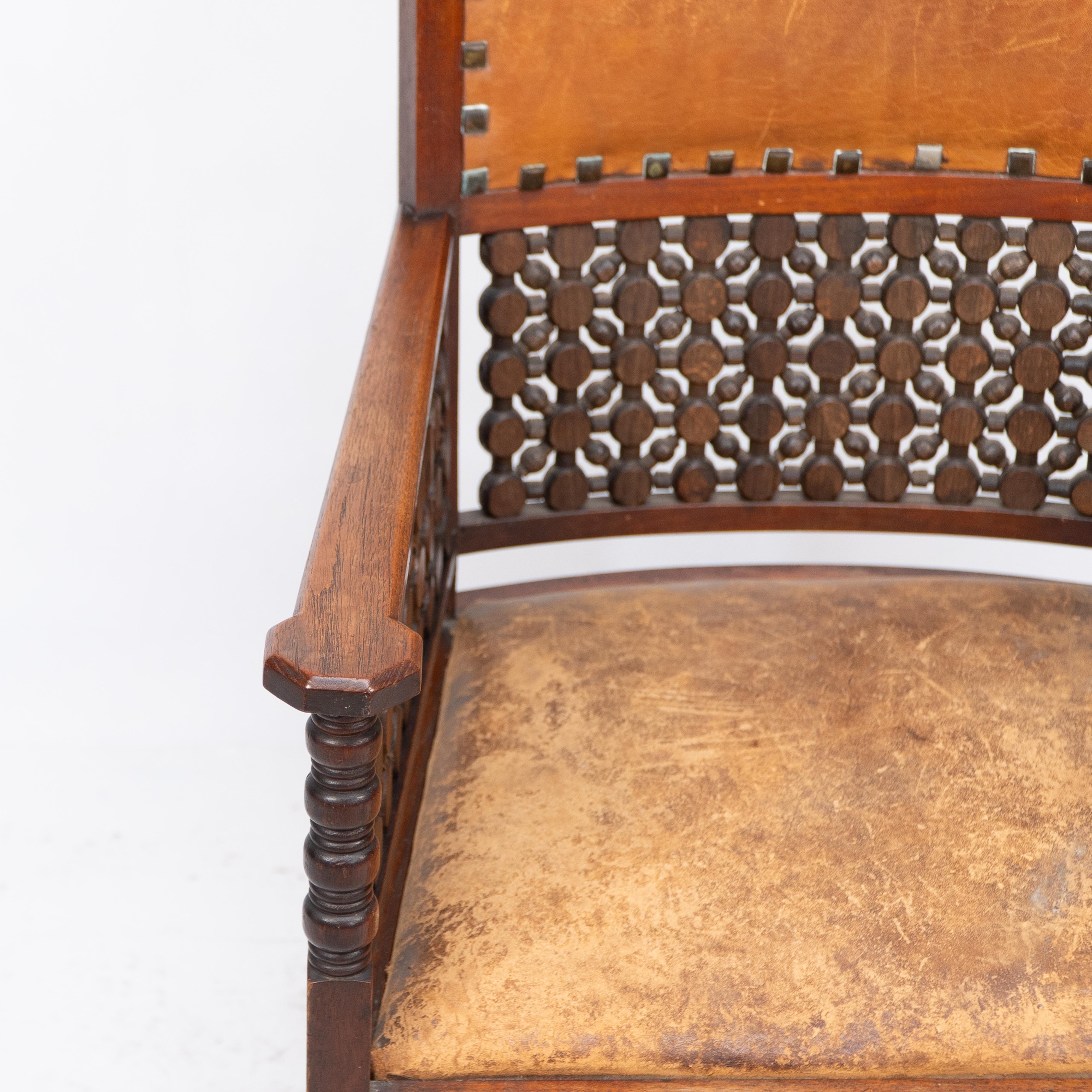 Liberty & Co. Ein maurischer Arts and Crafts-Sessel aus Nussbaumholz mit original Ledersitz im Angebot 3