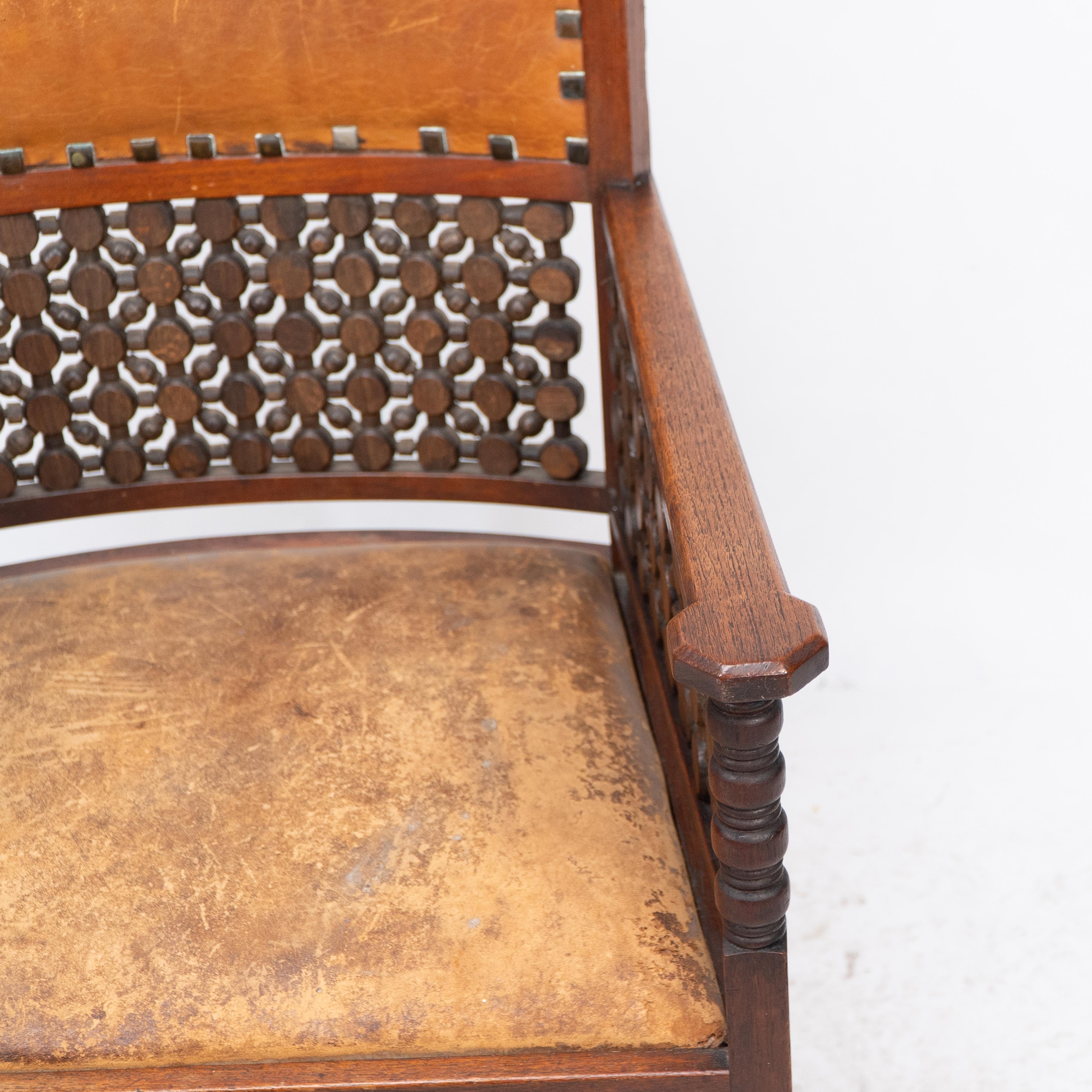 Liberty & Co. Ein maurischer Arts and Crafts-Sessel aus Nussbaumholz mit original Ledersitz im Angebot 4