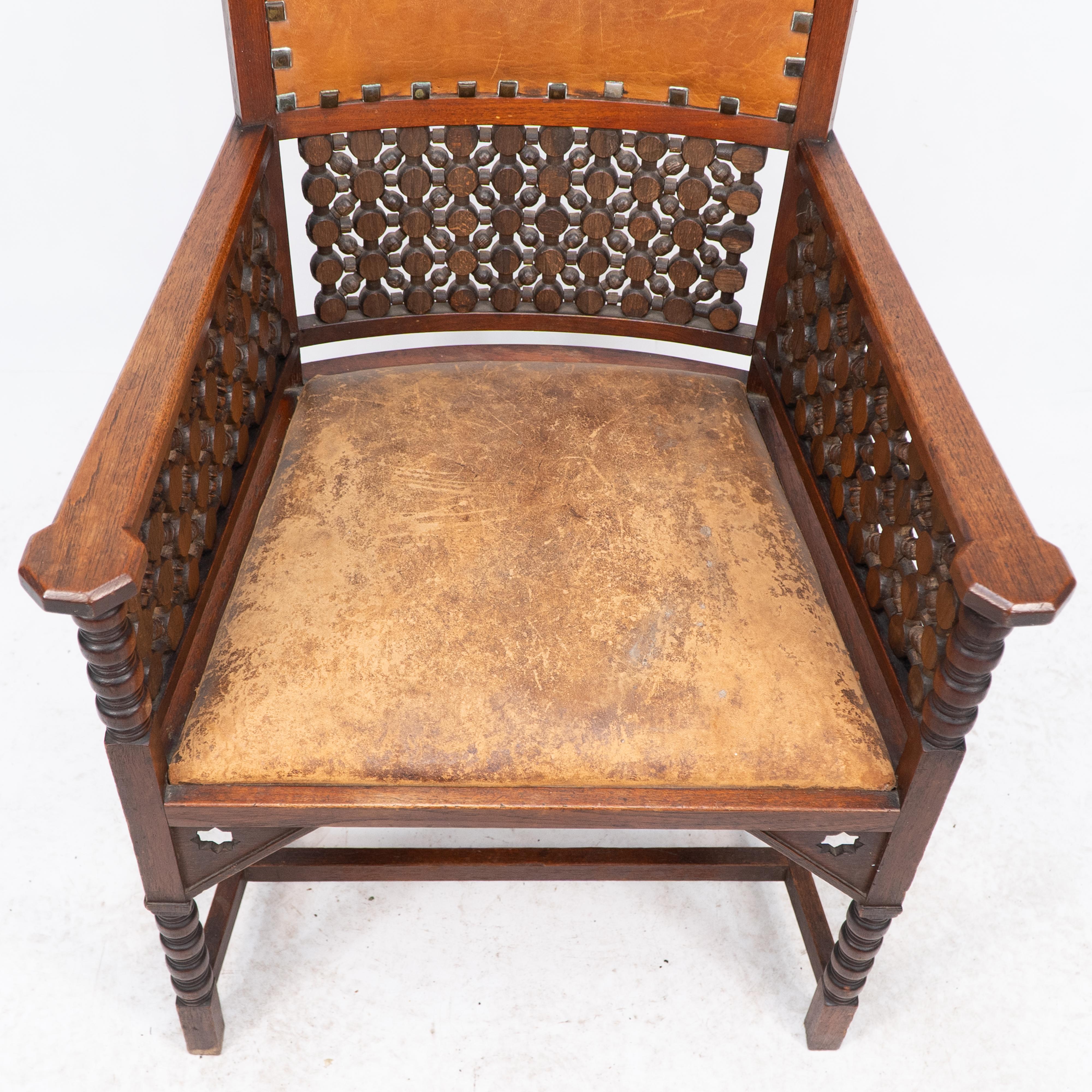 Liberty & Co. Ein maurischer Arts and Crafts-Sessel aus Nussbaumholz mit original Ledersitz im Angebot 5