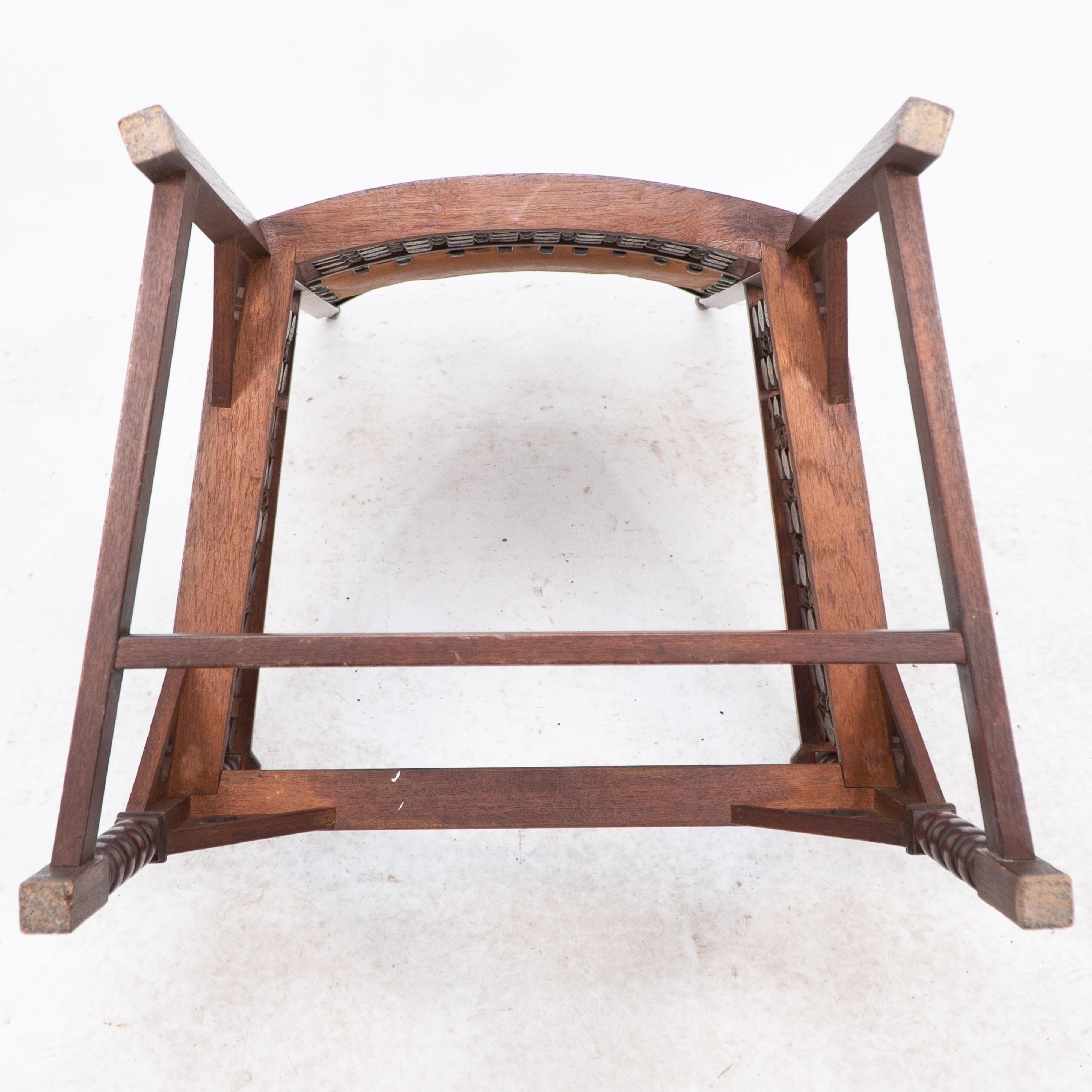 Liberty & Co. Ein maurischer Arts and Crafts-Sessel aus Nussbaumholz mit original Ledersitz im Angebot 13