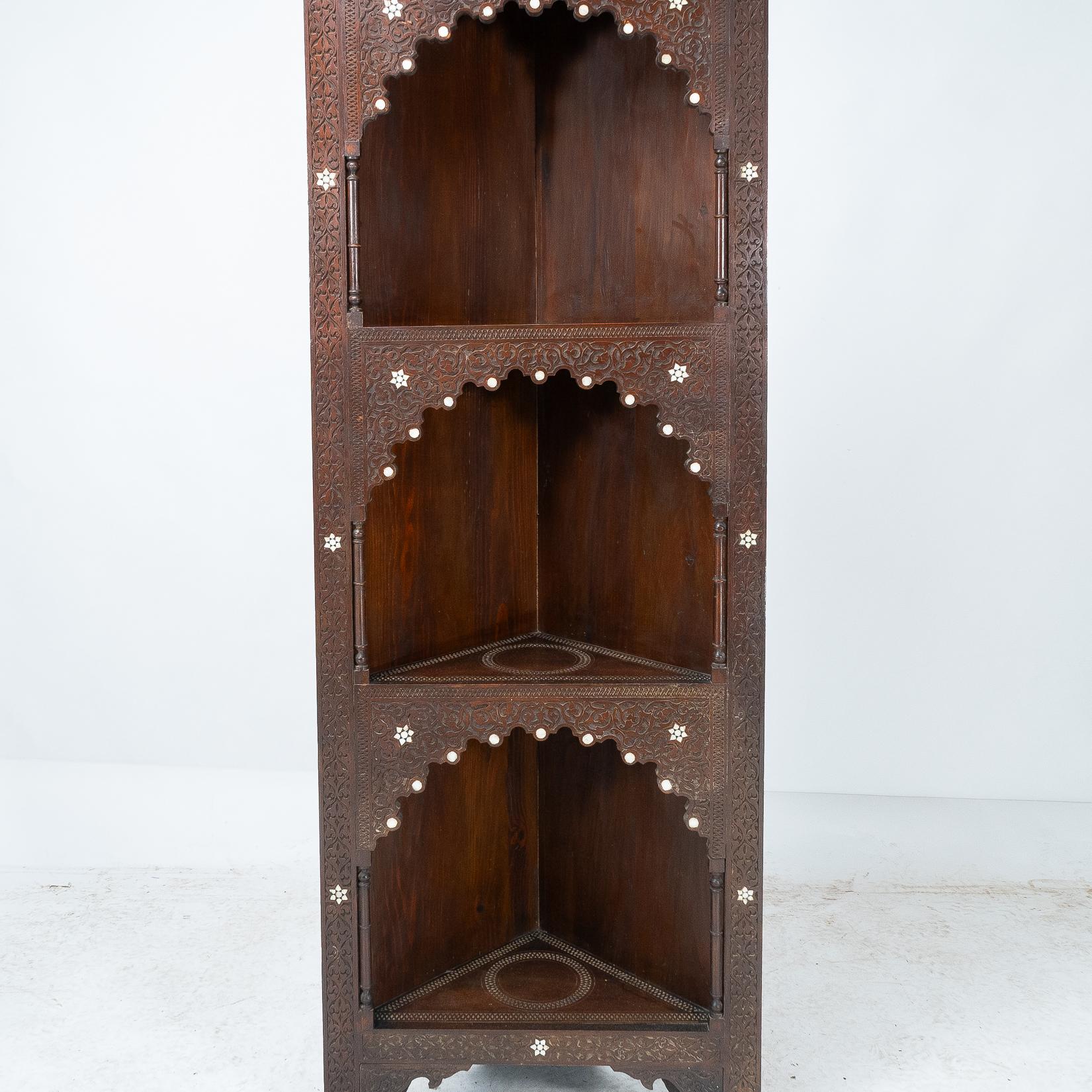 Liberty & Co. Un armario esquinero morisco en venta 4
