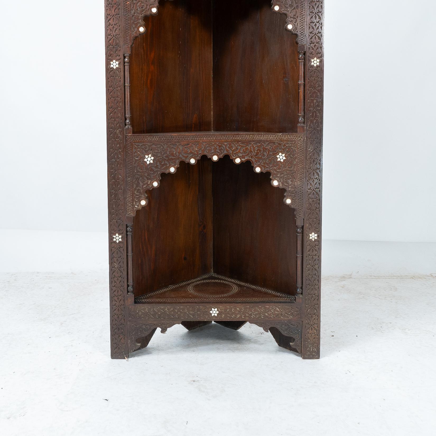 Liberty & Co. Un armario esquinero morisco en venta 5