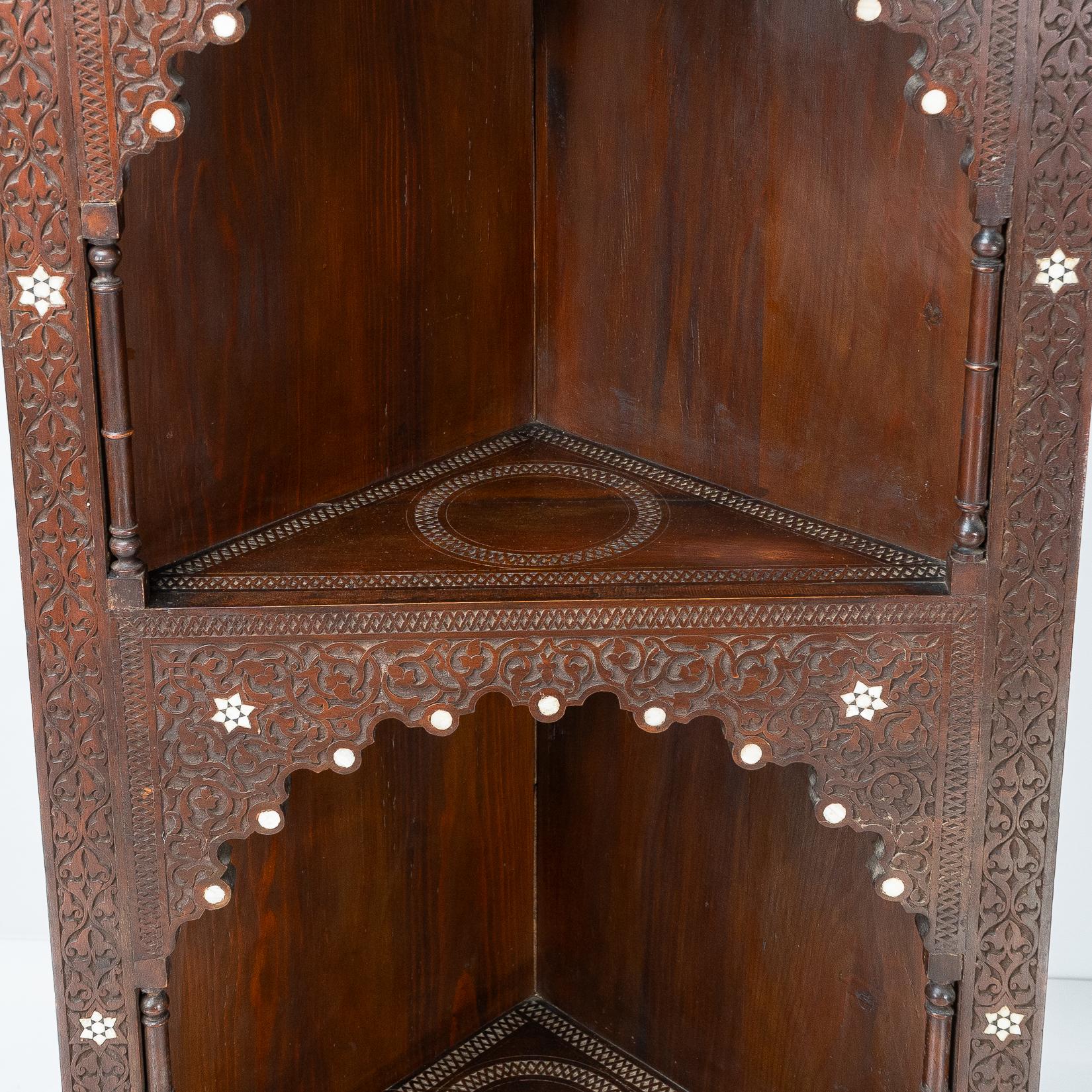 Liberty & Co. Un armario esquinero morisco en venta 7