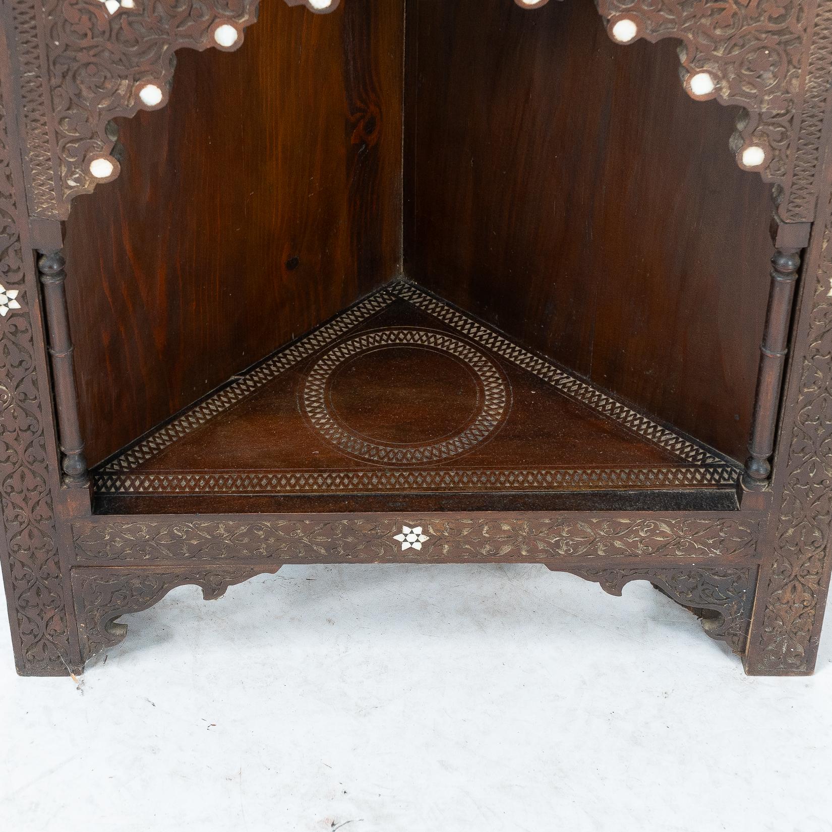 Liberty & Co. Un armario esquinero morisco en venta 8