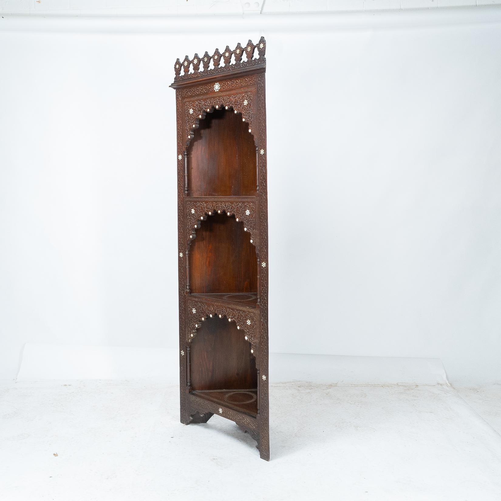 Un armario esquinero morisco de Liberty & Co. Alrededor de 1890. Altura 71 1/2, Anchura en la parte delantera 25 1/2, Profundidad desde la esquina trasera a la delantera 13