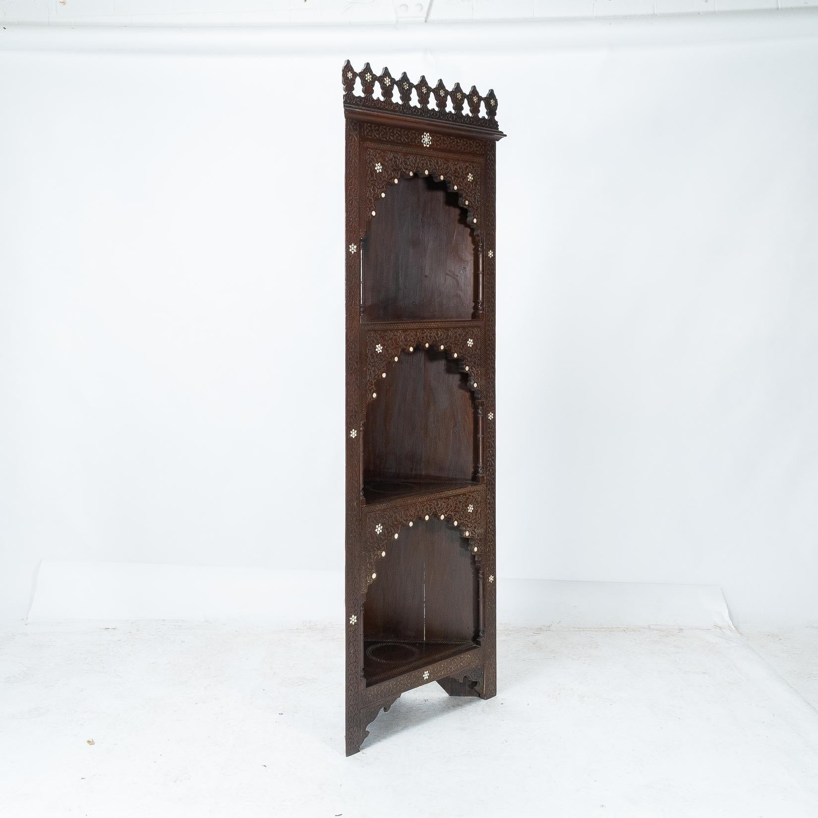 Liberty & Co. Un armario esquinero morisco en venta 2