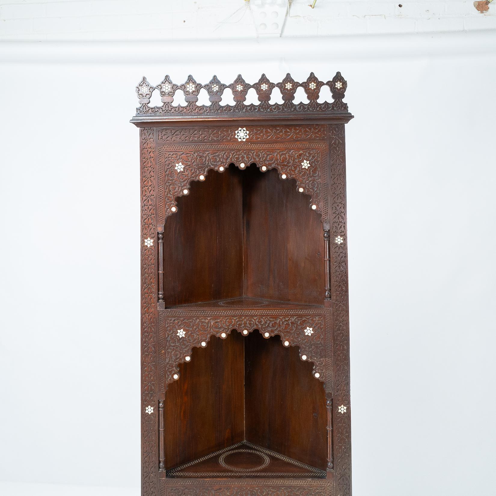 Liberty & Co. Un armario esquinero morisco en venta 3