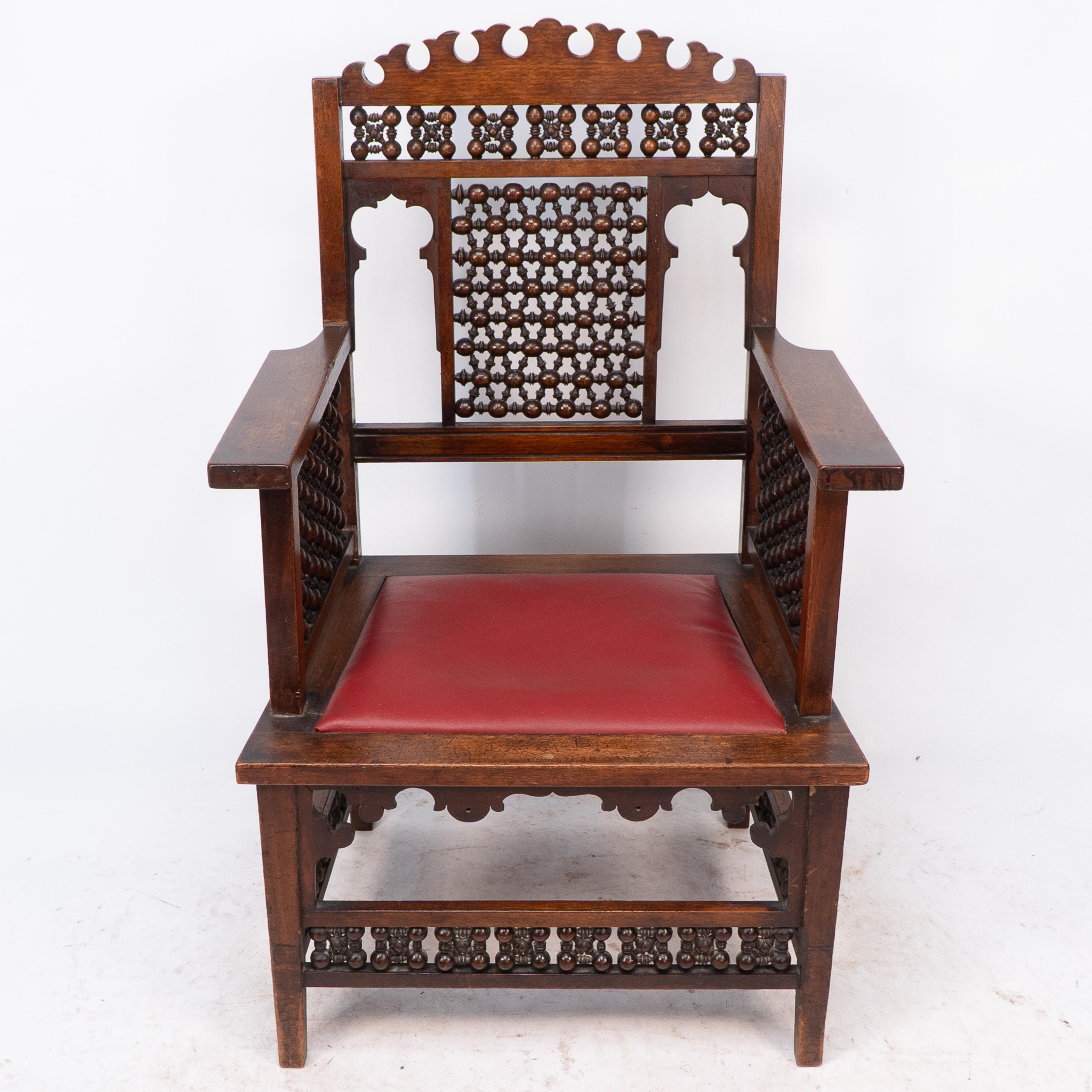 Liberty & Co. Ein Sessel aus maurischem Nussbaum mit Laubsägearbeiten an der gewölbten Oberseite und gedrechselten Mashrabiya-Details.
Die letzten beiden Bilder stammen aus: Liberty's Furniture 1875 - 1915. Die Geburt des britischen Interior