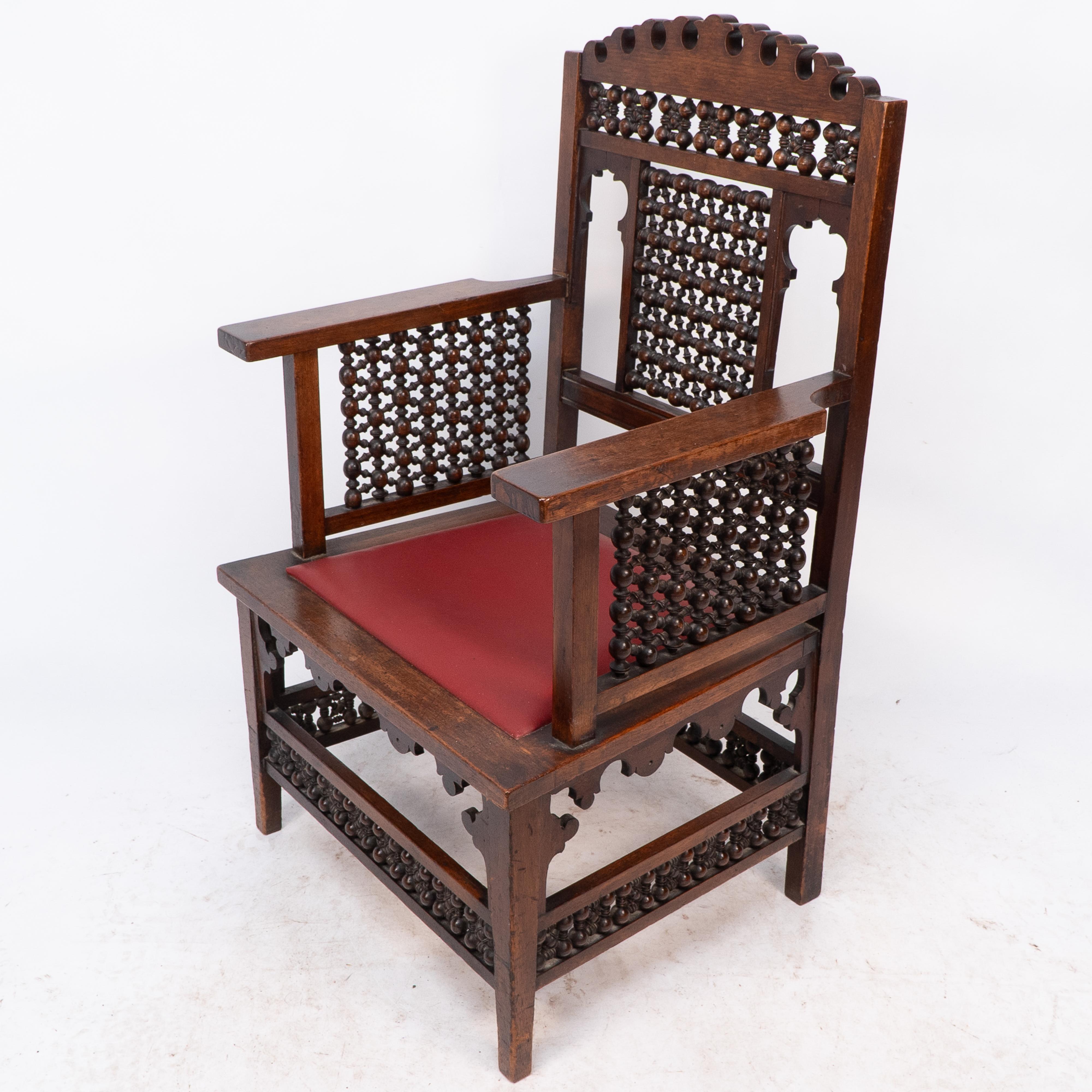 Liberty & Co Ein maurischer Sessel aus Nussbaumholz mit gedrechselten Mashrabiya-Details throughout (Maurisch) im Angebot