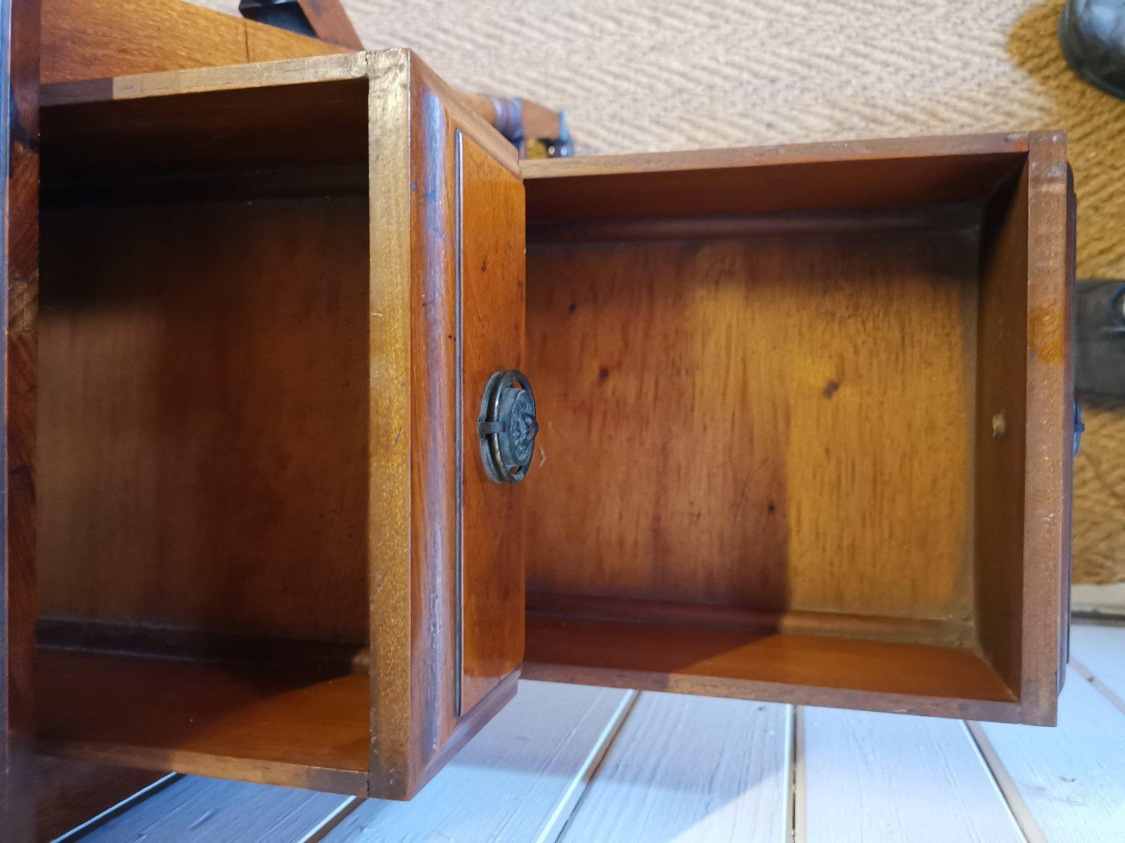 Liberty & Co Ein maurischer Schreibtisch aus Nussbaumholz mit kantigem Design und 4 gegenüberliegenden Seitenschubladen im Angebot 7