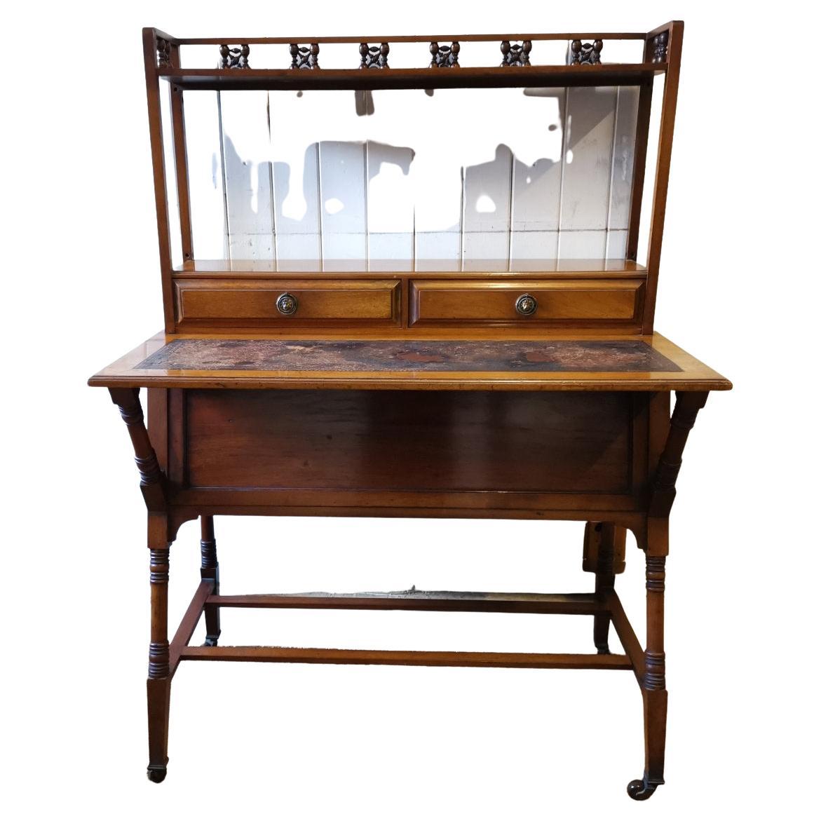 Liberty & Co A Moorish Walnut Desk with Angular Design & 4 Opposite Side Drawers (Bureau en noyer mauresque avec design angulaire et 4 tiroirs latéraux opposés)