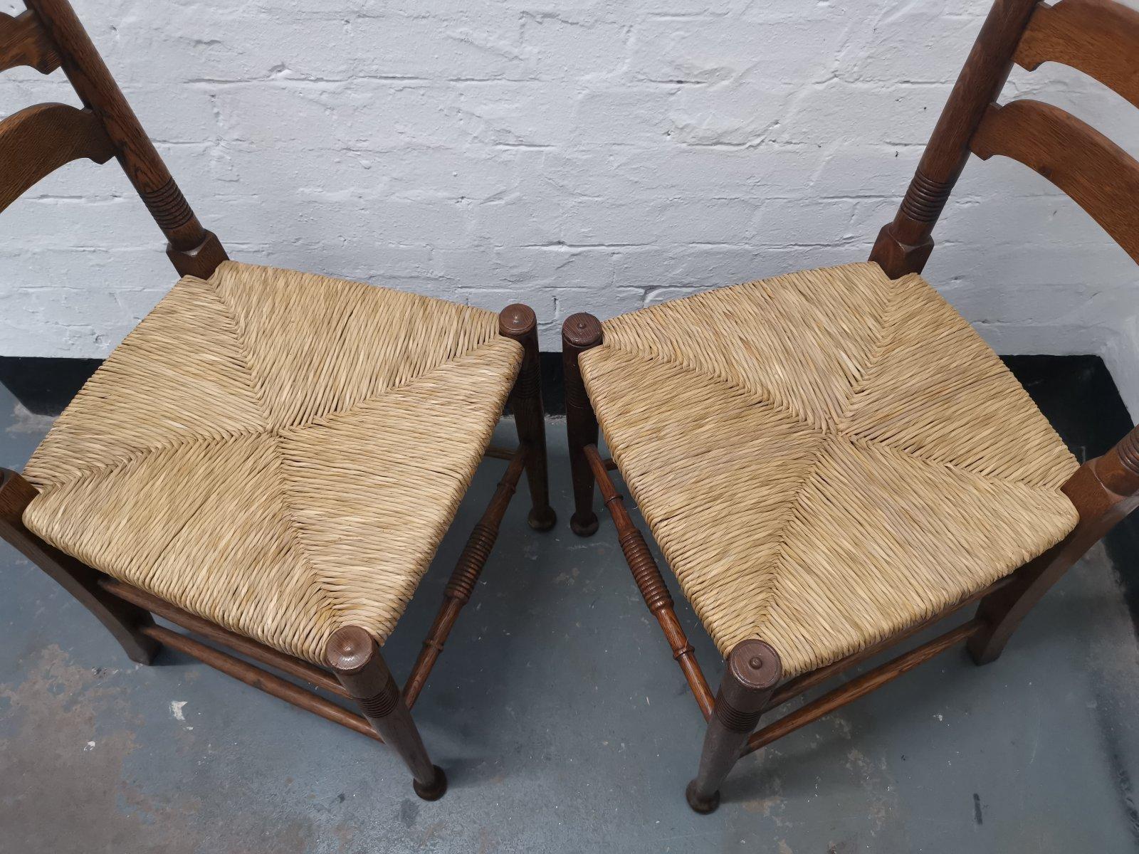 Liberty & Co. paire de chaises de salle à manger William Birch Arts & Crafts en chêne avec assise en jonc en vente 3