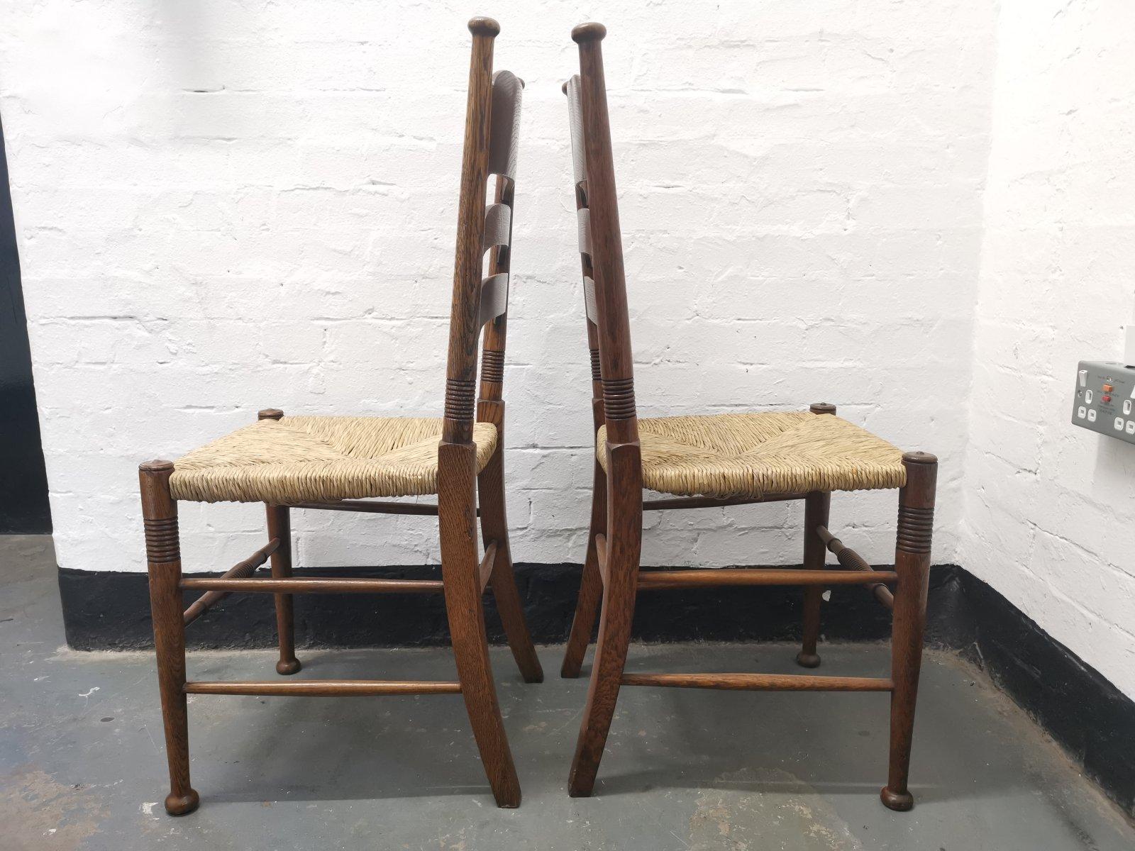 Fait main Liberty & Co. paire de chaises de salle à manger William Birch Arts & Crafts en chêne avec assise en jonc en vente