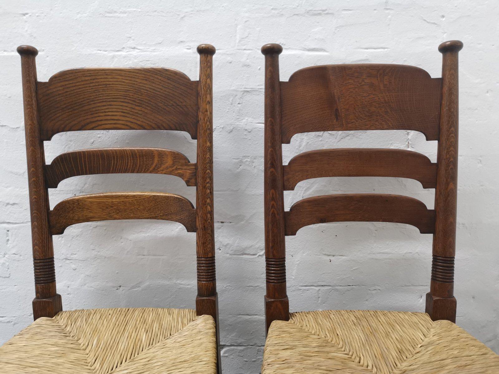 Fin du XIXe siècle Liberty & Co. paire de chaises de salle à manger William Birch Arts & Crafts en chêne avec assise en jonc en vente